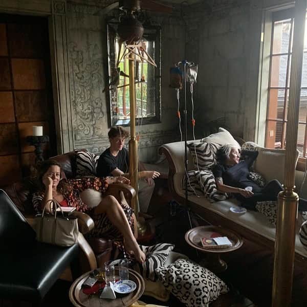 ジェイドジャガーのインスタグラム：「Portrait of a modern family #iv time getting some nutrients @daphneguinness @lucian.staubyn」