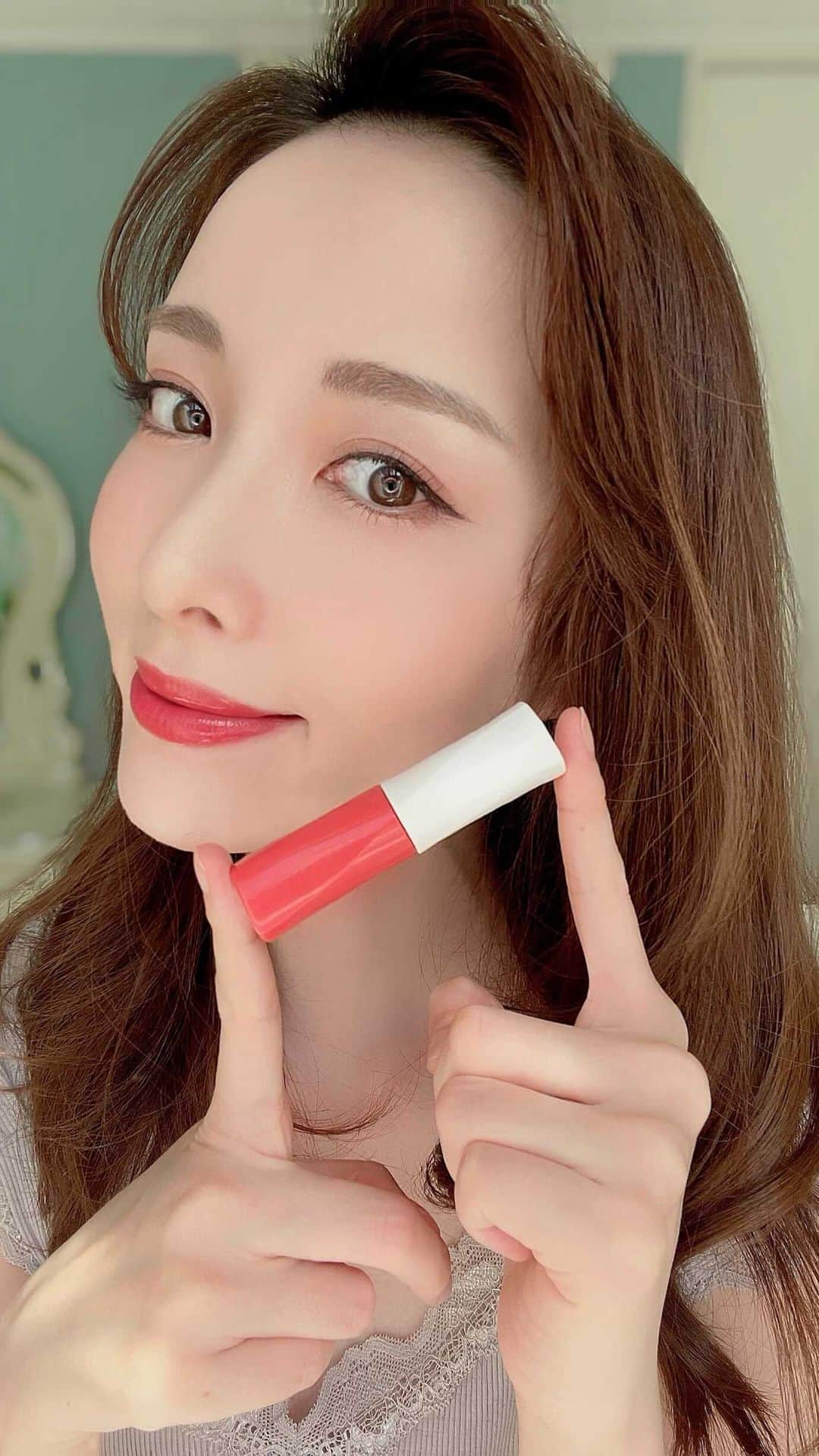瀬戸早妃のインスタグラム：「メイク動画少しづつ撮っているのですが、 動画の編集むずかしいのと、iPhone内カメラの真顔がひどい…（笑） でも、少しづつ上達できるように練習がんばりますね♥️  動画は @ayavanessa さんを参考に 毎日見ながら研究しています✨ ナチュラルで美しくて憧れます♡  健康なオレンジ色が可愛いグロスは  #Fasio @fasio.official です🍊🧡  #寝起きヘア #巻き髪 #ヘアアレンジ #美容 #メイク動画 #変身動画 #beauty」