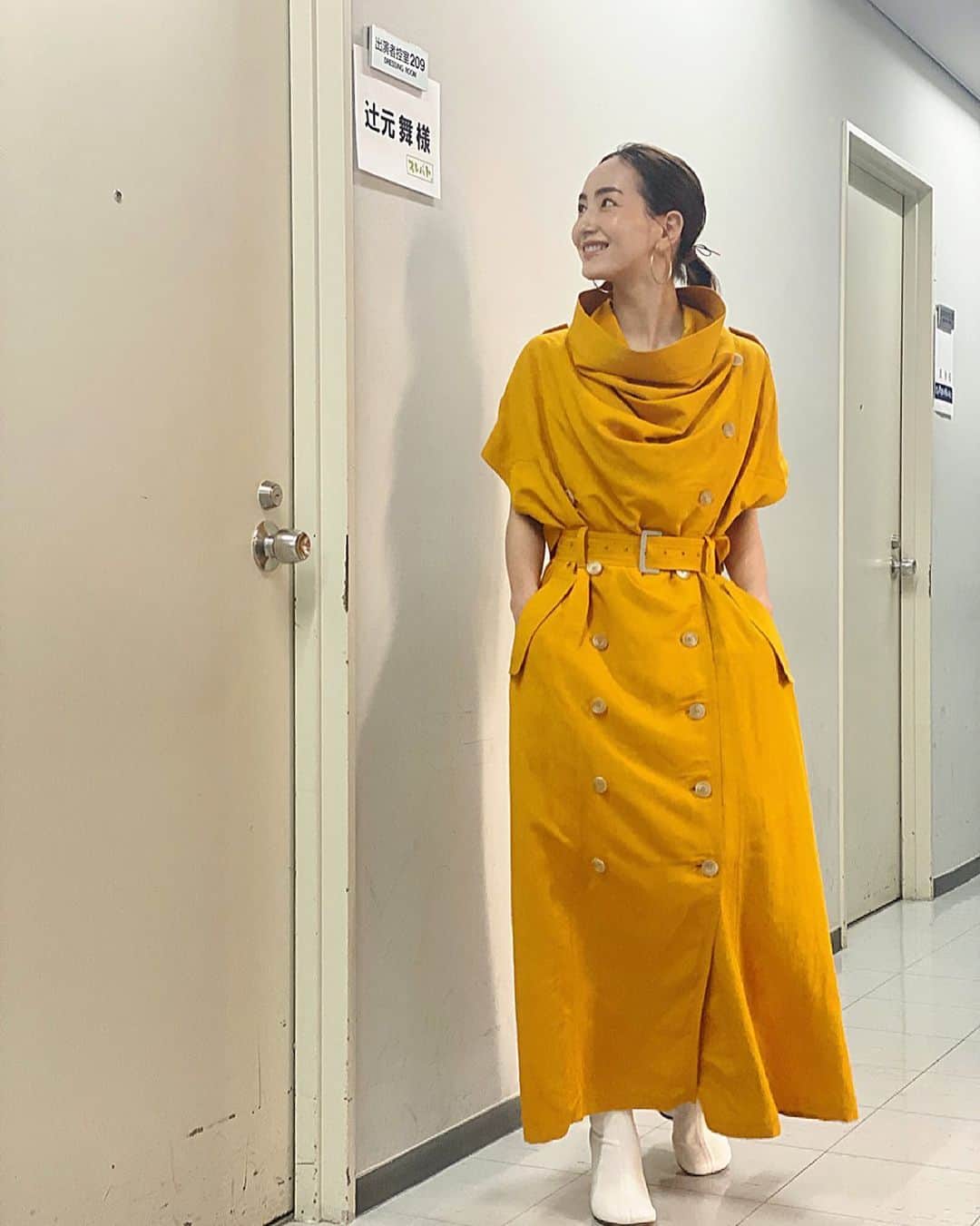 辻元舞さんのインスタグラム写真 - (辻元舞Instagram)「. 明日3月25日19時から放送の『プレバト』春の3時間スペシャル🌸 私は新企画、黒板アートの才能ランキングに挑戦します！ 酷使した中指、1週間後に皮が剥けて脱皮しました。びっくり😂笑 満身創痍で挑んだ黒板アート、是非ご覧ください！✨  衣装は @akiranaka.official 🧡  #プレバト#プレバト黒板アート#TBS#mbs」3月24日 15時37分 - mai_tsujimoto