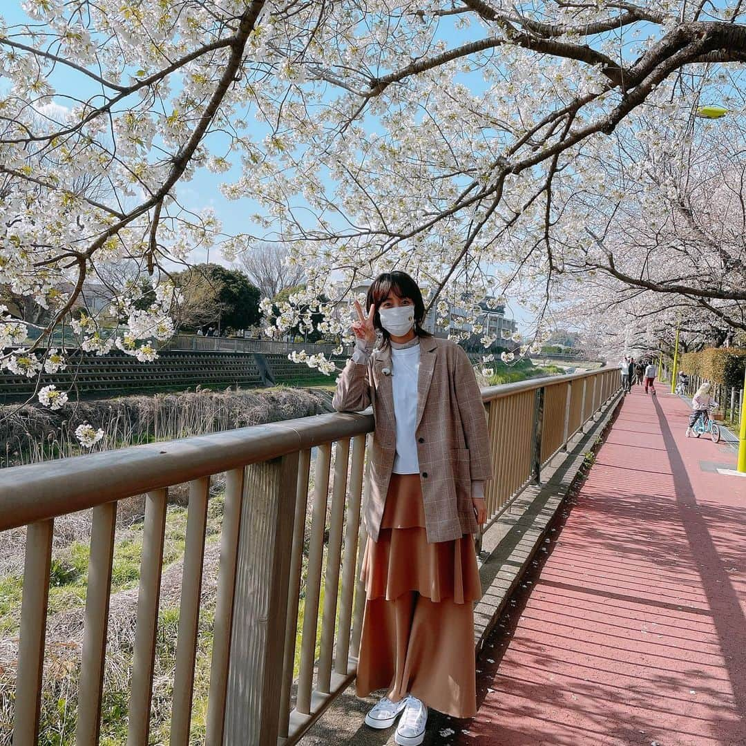 坂下千里子さんのインスタグラム写真 - (坂下千里子Instagram)「桜の下で。 . #写真#自然に#オバショット」3月24日 15時40分 - chiriko_sakashita_official