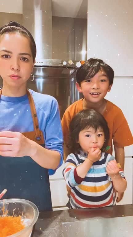 鈴木サチのインスタグラム：「しゅうまいに合うスープをみんなから教えてもらって作ってます。 すごいわちゃわちゃしてる。リアルキッチンライブ😅 . いつもの様にあっくんがお手伝いしながらつまみ食いしてます😅」