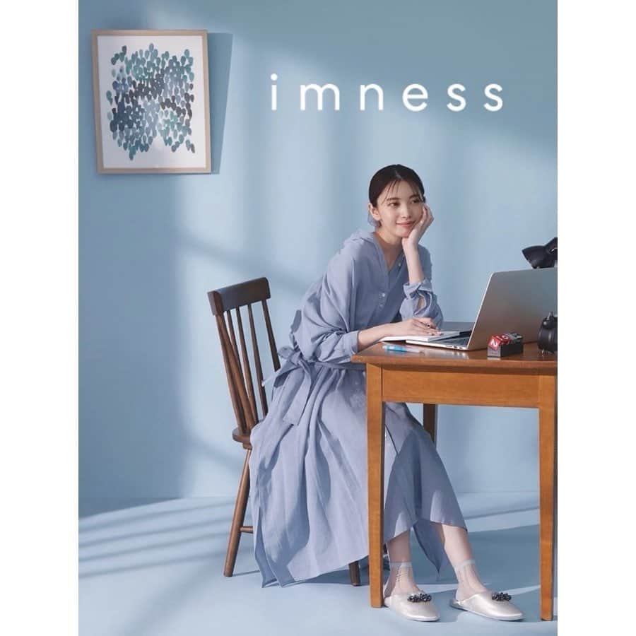 宮田聡子さんのインスタグラム写真 - (宮田聡子Instagram)「imnessのワンマイルウェアのモデルをさせていただいております。  ワンマイルウェアというのは、家から1マイル（約1.6キロ）ほどの範囲で着る服の意味だそうです。 ホームウエアとタウンウエアとの中間的な服のことで、おうちでリラックスして着れるし、そのまま外にも来ていけるよー‼︎というお洋服。  オーガニックコットンやリサイクル繊維など、 サステナブルな素材を使用しています。  是非見てみてください (๑′ᴗ‵๑)」3月24日 16時23分 - miyatasatoko