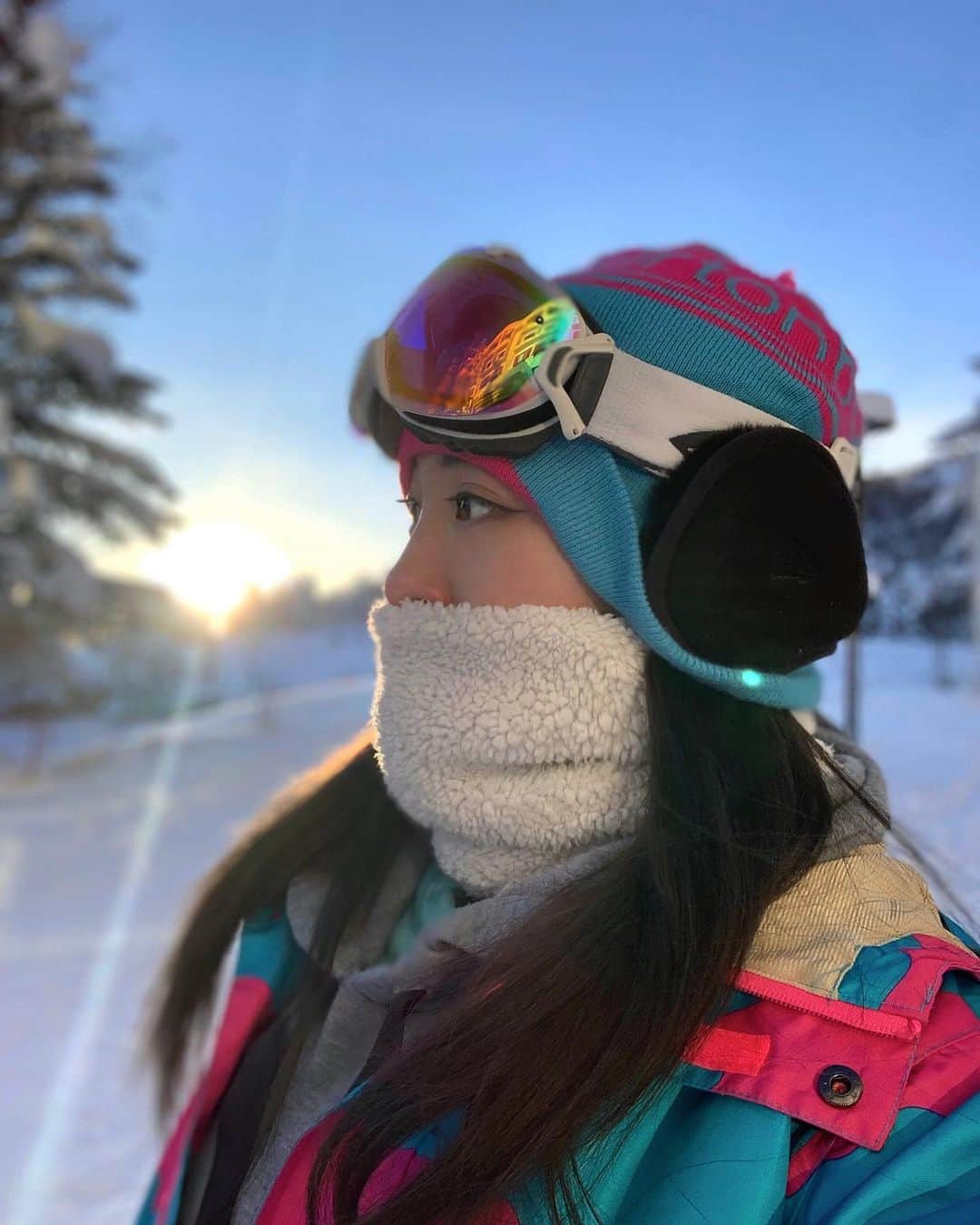 山崎みどりさんのインスタグラム写真 - (山崎みどりInstagram)「Hokkaido Rusutsu ski resort🗻🏂  朝からひんやりした空気の中 綺麗な朝日と景色を見ながらスノーボードするのが最高✨  パウダースノーで雪が膝下までくるから 板が見えないのがまた最高✨✨  ナイターのイルミネーション綺麗だったなー 寒くて空気が澄んでるからかすごくキラキラして幻想的でした✨  #時差投稿シリーズ  ────────────────────────── #北海道#hokkaido #rusutsuresort #北海道ルスツリゾート#ルスツ#rusutsu #スノボ#スノーボード#snowboarding #パウダースノー#粉雪#powdersnow #鼻赤い」3月24日 16時15分 - midori_yamasaki_