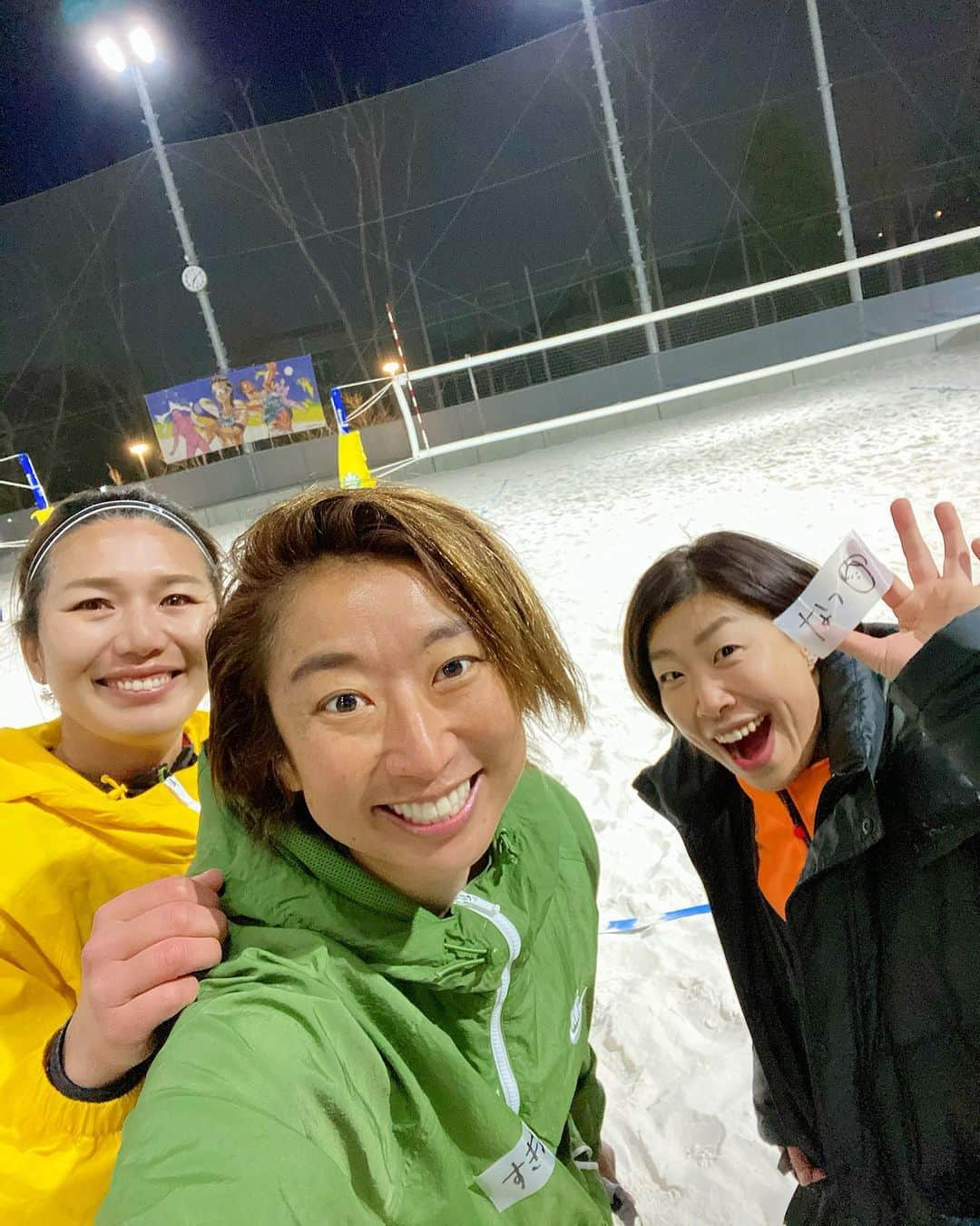 宮川紗麻亜さんのインスタグラム写真 - (宮川紗麻亜Instagram)「🌻 昨日は、今年度ラストの永福町ビーチバレースクール。 以前は選手として、たま〜にゲストとして参加していましたが、今年度はスタッフとして携わる様になりました。  小学生から大人のクラスといった、幅広い年齢層の方々と一緒にビーチバレーを楽しむ事が出来、指導という面でも、色々と学ぶ事が多く充実した時間を過ごす事が出来ました！！  来年度も引き続き携わる事が決まりましたので、 またスクールに来て下さった皆様と一緒にビーチバレーを楽しみたいと思います☺️  4月の初回は4月6日(火)です。 ではでは、また来月からもお待ちしておりま〜す🤟 #永福町ビーチバレースクール #永福町ビーチコート #beachvolleyball #ビーチバレー #beachsports #instructor #黄秀京 #宮川紗麻亜 2週続けて来てくれたなっちゃん、センキュー😜 また来てね🧡」3月24日 16時21分 - sunflower__summer