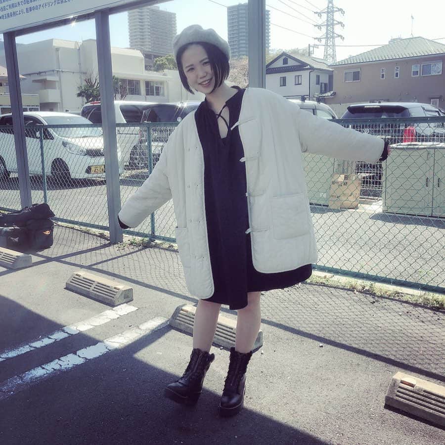 のインスタグラム：「調子が良い日。撮影by湯川舞（@yukawa_mai）  #ungrid #freaksstore #uniqlo  #drmartens #楽天で適当に買った帽子 #ヴィジュアルの上振れ #下の特上 #森本レオ子 #今日のコーデ #お仕事くれる人とだけ繋がりたい」