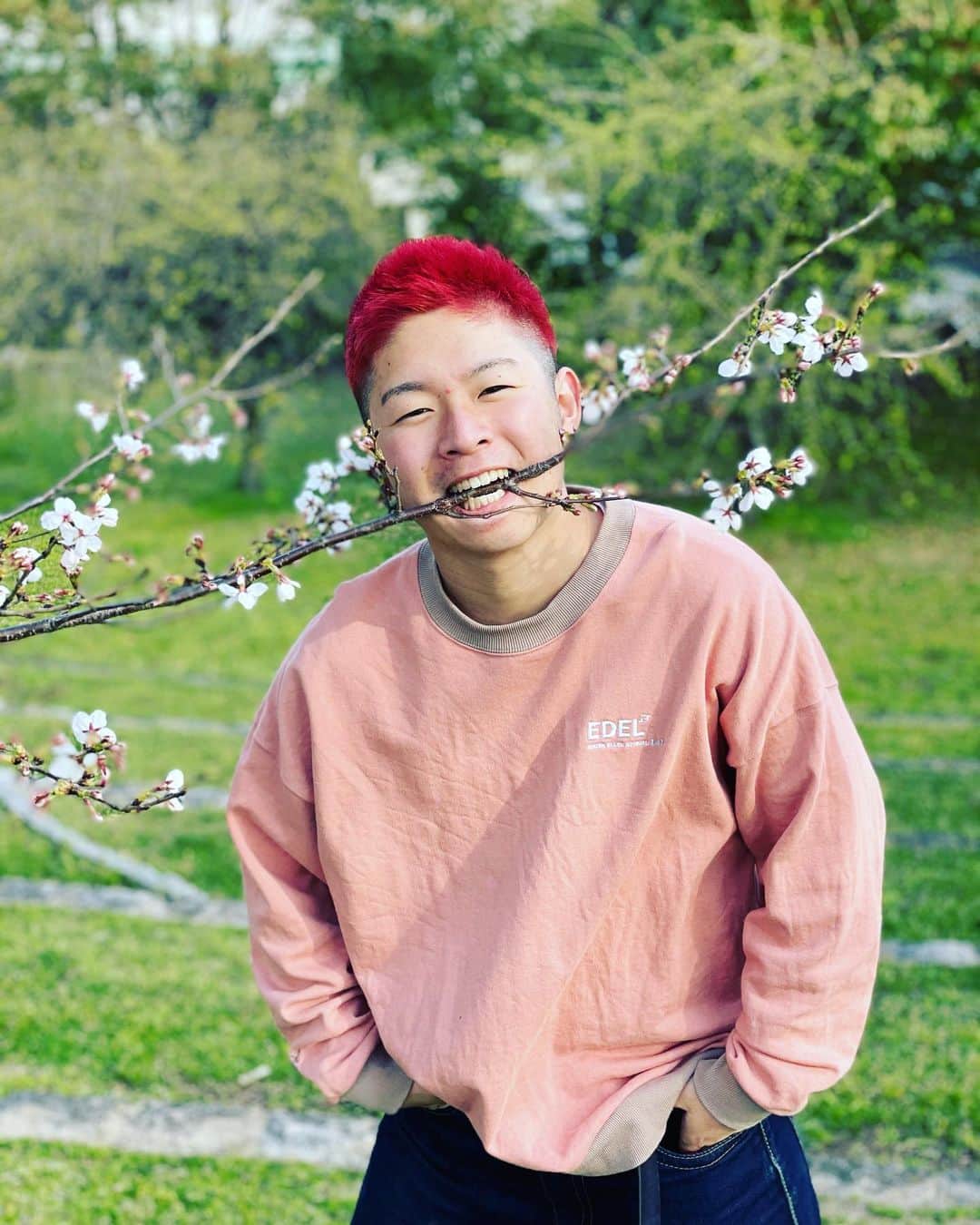 のインスタグラム：「春やな。  #レイクレ #どば師匠 #どば #lazyliecrazy #youtube #youtuber #ユーチューブ #ユーチューバー #インスタ映え #映え #赤髪 #赤 #韓流 #韓流スター #塩顔 #塩顔男子 #instagram #instalike #instagood #ふぉろーみー #フォロー募集」