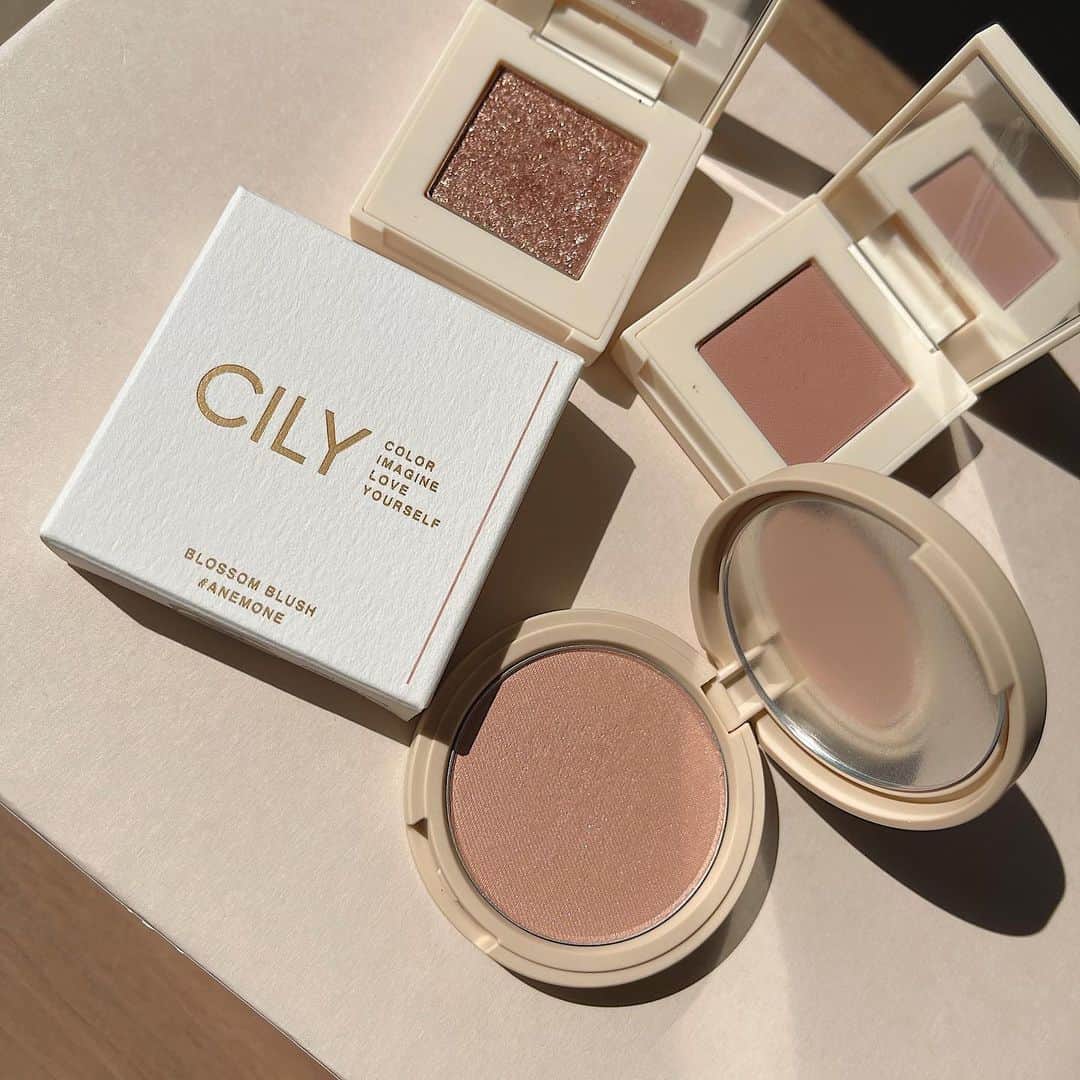 高木由梨奈のインスタグラム：「CILYのアイシャドウとチーク、くすんだ色でかわいい〜😍🌸  ○EYES ON ME ROSE MARY ○EYES ON ME ROSE WOOD ○BLOSSOM BLUSH ANEMONE アイシャドウのラメがとにかくかわいい✨  #cily #cilyeyesonme  #cilyblossomblush  #イエベ秋コスメ #春コスメ #韓国コスメ」