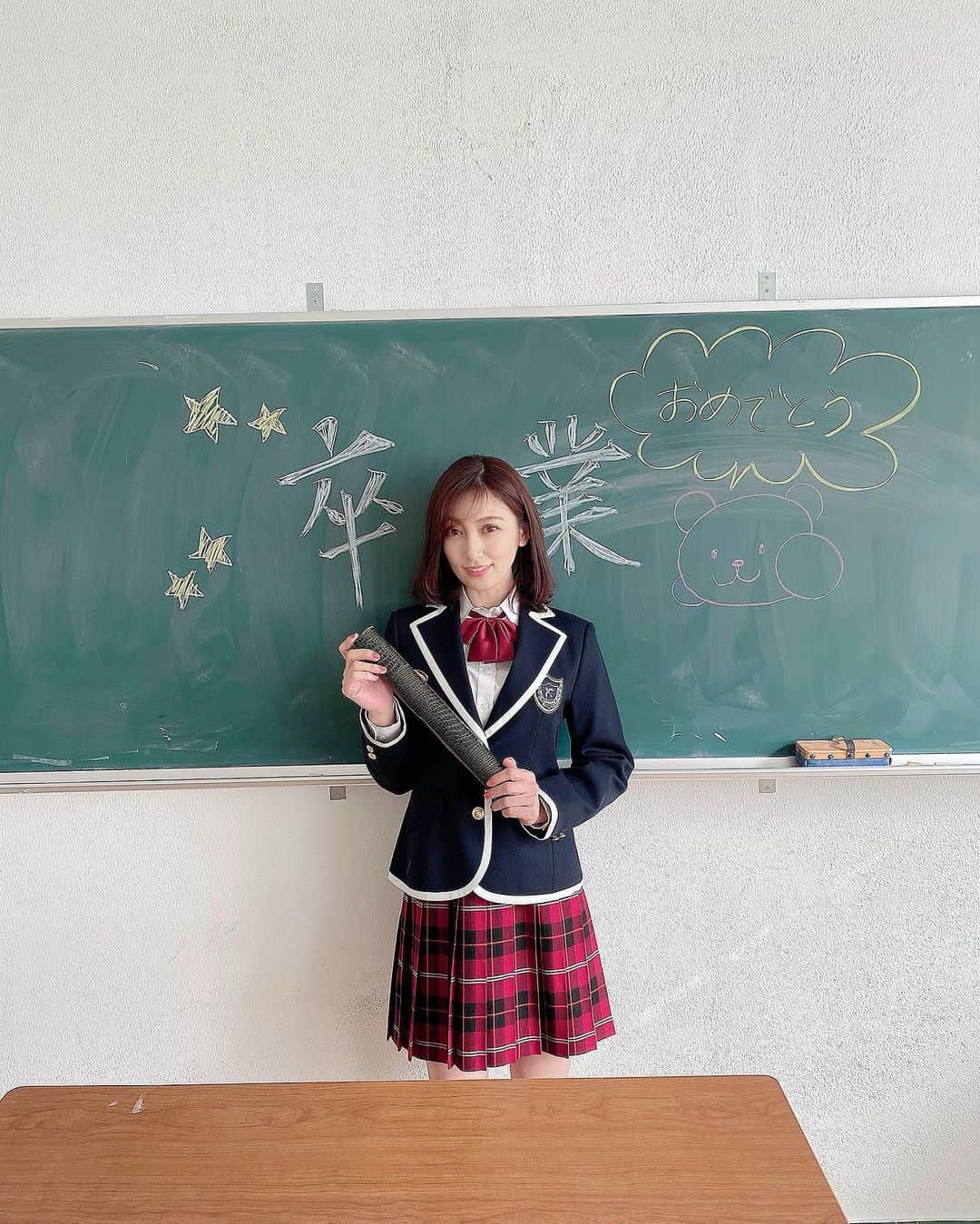 熊田曜子さんのインスタグラム写真 - (熊田曜子Instagram)「Congratulations on your graduation  今日　卒業式の学校が多いみたいだね🏫 卒業おめでとうございます🎓  写真は明後日発売の最新イメージDVD「覚醒」で着た学生服の衣装だよ💽  #DVD #イメージDVD #覚醒　#制服　#ブレザー　#チェック　#スカート　#教室　#グラビア　#shopt #shooting #38歳　#もうすぐ40歳」3月24日 16時53分 - kumadayoko