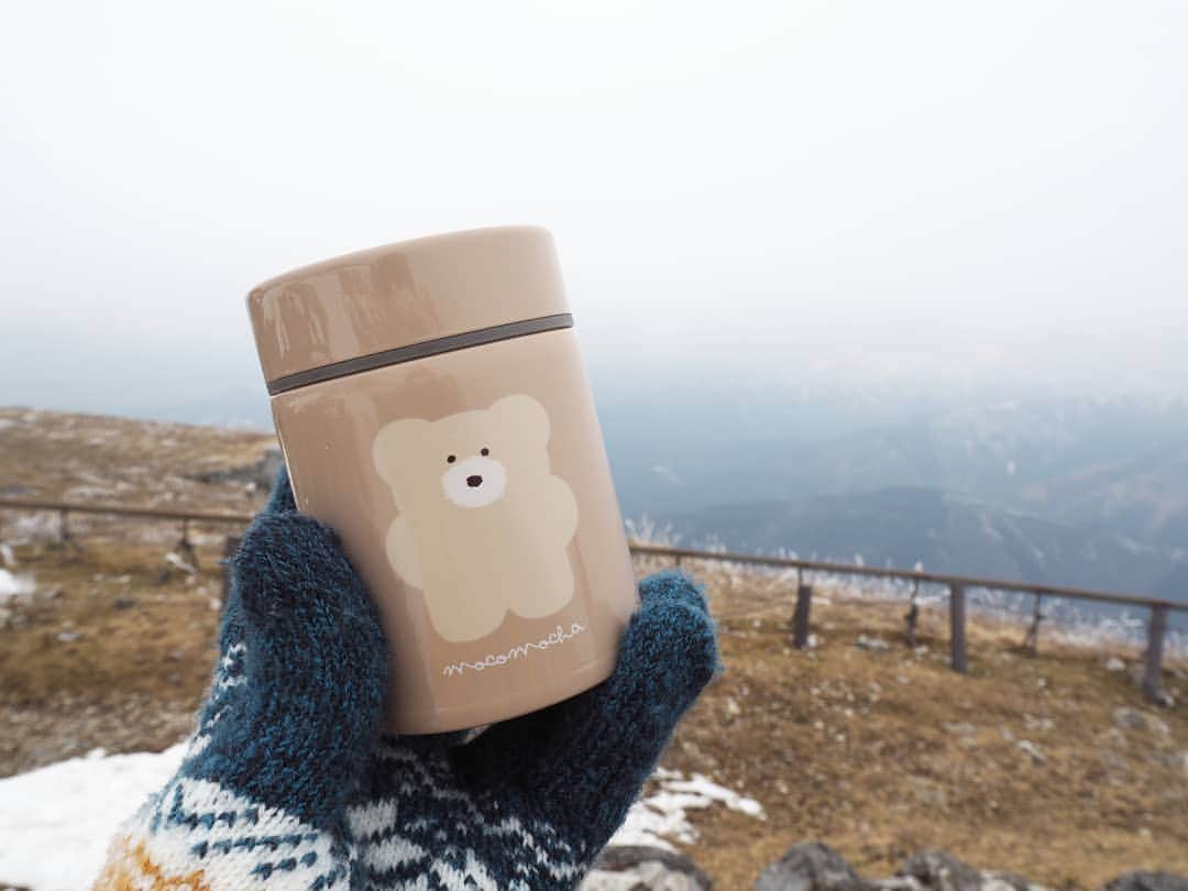 服部ひで子のインスタグラム：「これもお気に入りのマイボトル✨  200mlの、 少量サイズ&軽量。  コーヒーやお茶、粉末スープなど、「ちょっと飲みたい」を叶えてくれます😉  特に、寒い時期の山では コップ替わりに重宝！！！  最近は、よく少量用ボトルが出回っていますが、高くてスリムな水筒が多い中、この、ポテっとした感じが可愛くて😍、更には熊とミルクティーカラーに一目惚れ😍‼️  ファンシーグッズなので やはり、機能的には弱い部分もありますが……  「可愛い」で テンション上がるので、よしです😉👍‼️  ちなみに、山用は mont-bellのボトルが最強らしいです‼️さすがですね！  いつかゲットせねば！！！  #マイボトル」