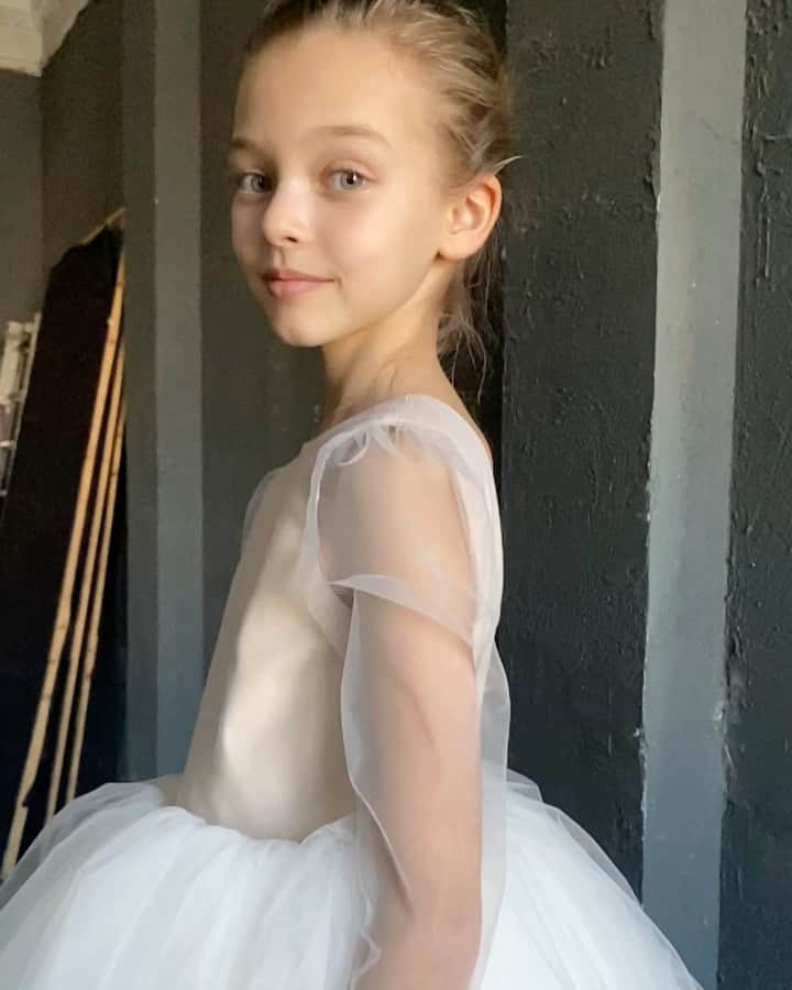 アンナ・ヴァワガさんのインスタグラム動画 - (アンナ・ヴァワガInstagram)「𝑆ℎ𝑖𝑛𝑒 𝑚𝑦 𝑑𝑖𝑎𝑚𝑜𝑛𝑑 💎 𝐷𝑟𝑒𝑠𝑠 @miko_kids」3月25日 3時35分 - annapavaga
