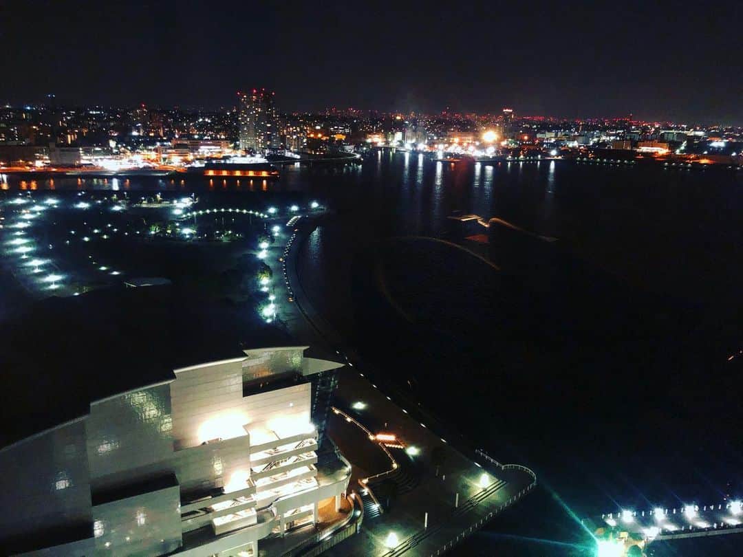 城咲仁さんのインスタグラム写真 - (城咲仁Instagram)「あなたは？昼の景色と夜景？ どちらが好きでっか？🤔 バラエティ番組の収録が終わって、仮眠してました みんなは？なにしてまっか？ 今日も一日お疲れ様でした ☺️ #城咲仁  #横浜 #favorite #spot #space #感謝」3月24日 18時44分 - shirosaki_jin_official