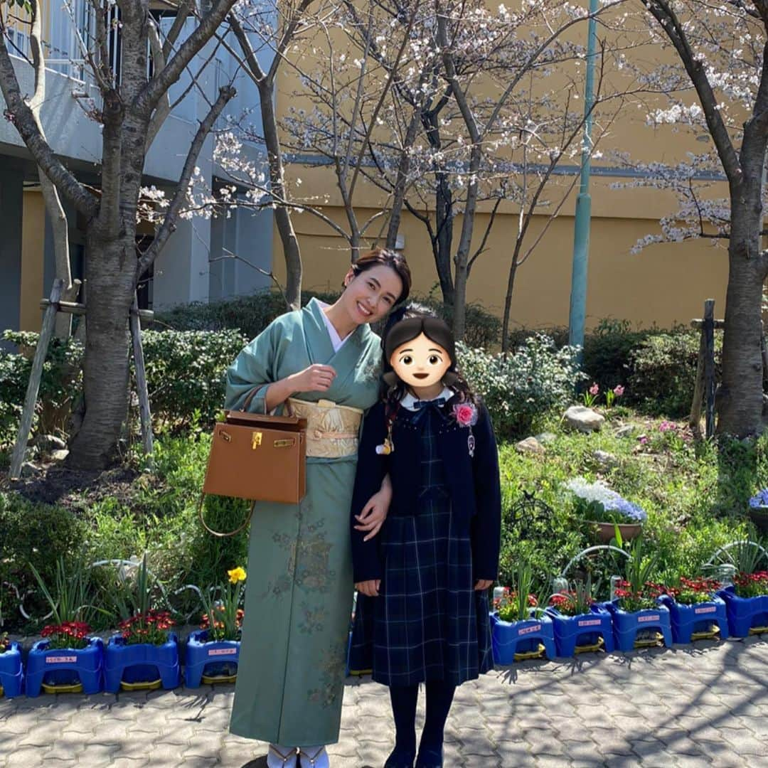 IIDA YURIさんのインスタグラム写真 - (IIDA YURIInstagram)「愛しの愛娘 無事に卒業しました🎓 . らーちゃん卒業おめでとう㊗️🎓 色んなことがあったなーって振り返りながら6年前のビデオ見て泣いて笑って。 本当にここまで大きく育ってくれたね🌸 . 2930gで産まれた娘は元々心臓が弱くて病院に通院しながらそれはそれは子育ても最初の子って事もありWで大変でした。  でも娘はいつもニコニコ笑ってて本当に可愛くてその笑顔にいつも頑張ろうって思わされてたなぁ。  20代前半で毎日子育てに必死で一生懸命で泣いてた日も沢山あったけどそれも今では懐かしい思い出。 . 姉弟喧嘩もよくするけど、いつも弟の心配してお母さんみたいに習い事迎えに行ってくれたり、お勉強教えてくれたり喧嘩しながらも弟思いの優しいお姉ちゃん。  ポップアップで遅くなった時も帰ったらお部屋の掃除もして洗い物もしてくれてて、お風呂もためてくれて"ママ今日はなにもしなくていいよ！ゆっくりぬくもってね！疲れたでしょ？"って。  . もうさ、ほんとに ママはいつも感謝しかないよ。 いつも助けてくれてママを支えてくれてありがとう。  ママの所に産まれてきてくれてありがとう💗 そして卒業おめでとう💗 これからもずっと愛してるよ💗  . いつも心配しすぎてやいやい言いすぎてごめんね。  らーちゃんが、したかった2人デート(弟はなしで)しようね🙃♥️ . #卒業式」3月24日 19時08分 - yurima_ma