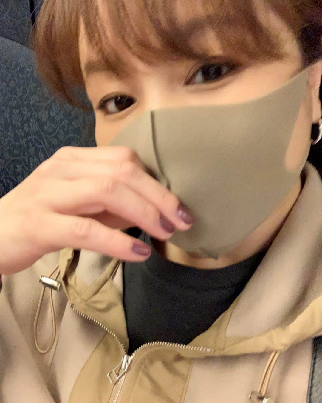 中澤裕子のインスタグラム：「・・  無事に最後の出演終わりました。 生放送ならではのハプニングもあって 最後まで笑顔でした。 帰りの新幹線の 安堵感も好きでした☺︎  広島、またプライベートで遊びに行こう！  番組MCの アナウンサー　馬場さん、森さんをはじめ 「テレビ派」のみなさん 視聴者のみなさん お世話になりました。 楽しい時間をありがとうございました。  #娘のリクエストのお菓子買いました #うみべのしおのり  #大人買い  #まもなく福岡 #ブレる写真」