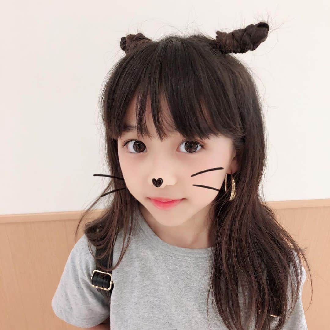 佐藤ひなたさんのインスタグラム写真 - (佐藤ひなたInstagram)「・ ・ 髪の毛長かった時のpic❤︎   2018年 小6 の時だよー  DMに髪の毛長かった時のみたいって リクエストをいただいたので 載せたよー♪  直近ではこの時が1番長かったよん!!  小さい時からショートとロング 繰り返してた(≧▽≦)  #髪型 #変化 #過去pic #2018 #ロング #ショート #ボブ #ヘアアレンジ 1枚目は #加工 #アプリ #使用 !! 3枚目は #フィルター で #色 変えてる!! #佐藤ひなた #ひな #ひなdays」3月24日 19時05分 - hinata_sato_official