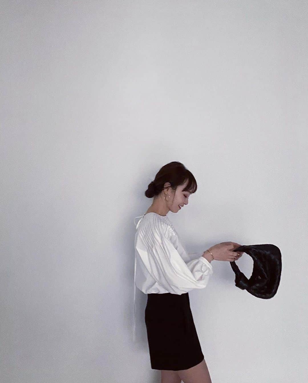 丸林広奈さんのインスタグラム写真 - (丸林広奈Instagram)「Jemmaコラボブラウスのホワイト。 もう少し暖かくなったらこんな感じできちんと感を残しつつ、ラフに着るのも良い…🤍 細かいタックで肩から袖にかけてのボリューム感が綺麗で合わせるものも選ばないからお気に入りの一枚。 @jemma.atelier」3月24日 19時11分 - hironamarubayashi