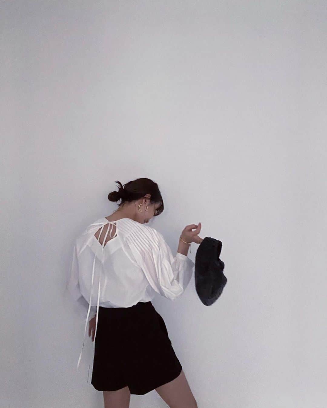 丸林広奈さんのインスタグラム写真 - (丸林広奈Instagram)「Jemmaコラボブラウスのホワイト。 もう少し暖かくなったらこんな感じできちんと感を残しつつ、ラフに着るのも良い…🤍 細かいタックで肩から袖にかけてのボリューム感が綺麗で合わせるものも選ばないからお気に入りの一枚。 @jemma.atelier」3月24日 19時11分 - hironamarubayashi