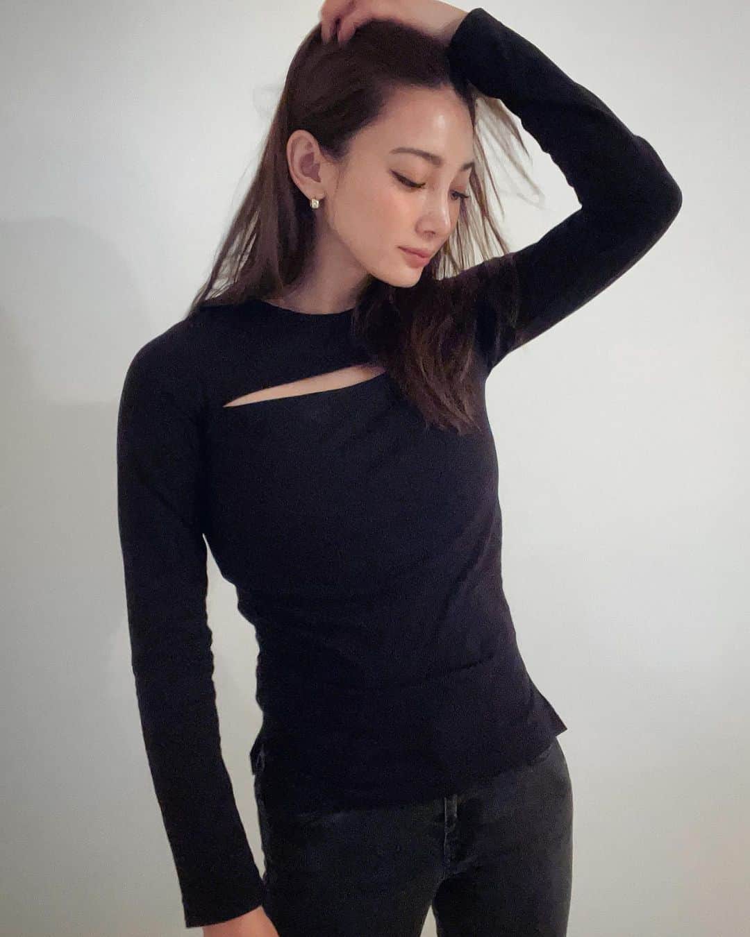 里海のインスタグラム：「リミフゥ！ かっこよくて可愛らしいお友達の  @limiyamamoto  の  @limifeu_official のトップス⭐️  ２枚目の顔は何故あぁなったのかわからないです…🤧  わたしは、 なによりもyohji さんの🐶りん様の大ファン」