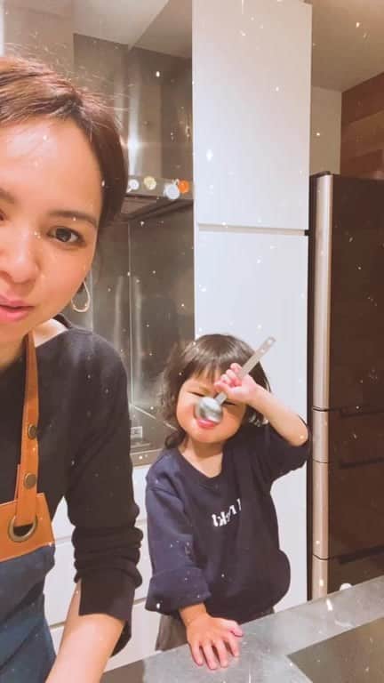 鈴木サチのインスタグラム：「ただわちゃわちゃしながら夕飯作ってるだけ😂😂😂」