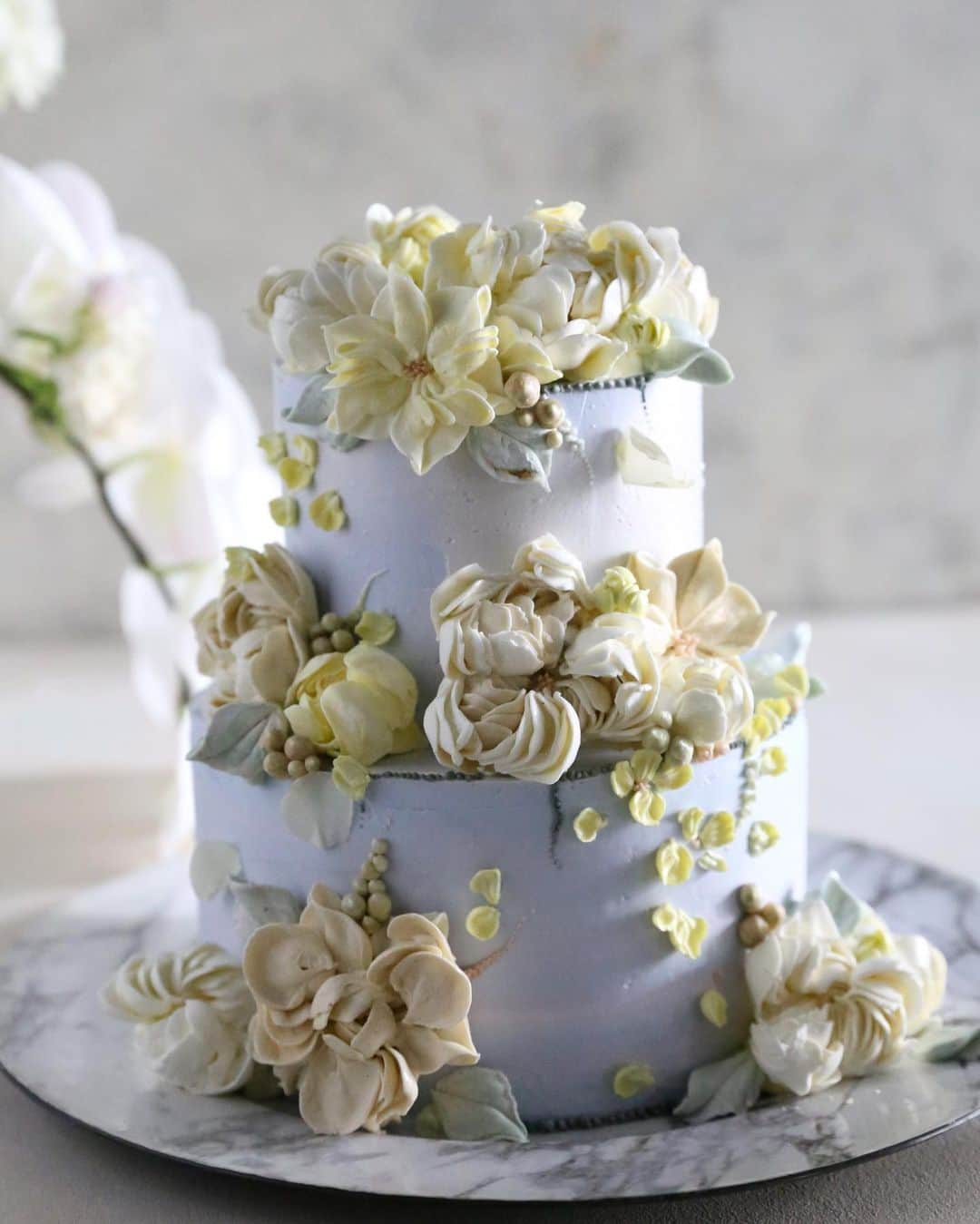 청담 수케이크 (atelier soo)さんのインスタグラム写真 - (청담 수케이크 (atelier soo)Instagram)「ㅡ Wedding soo 💛💛💛 Buttercream flower cake  ㅡ #flower #cake #flowercake #partycake #birthday #bouquet #buttercream #baking #wilton #weddingcake #Weddingsoo ㅡ www.soocake.com vkscl_energy@naver.com」3月24日 19時30分 - soocake_ully