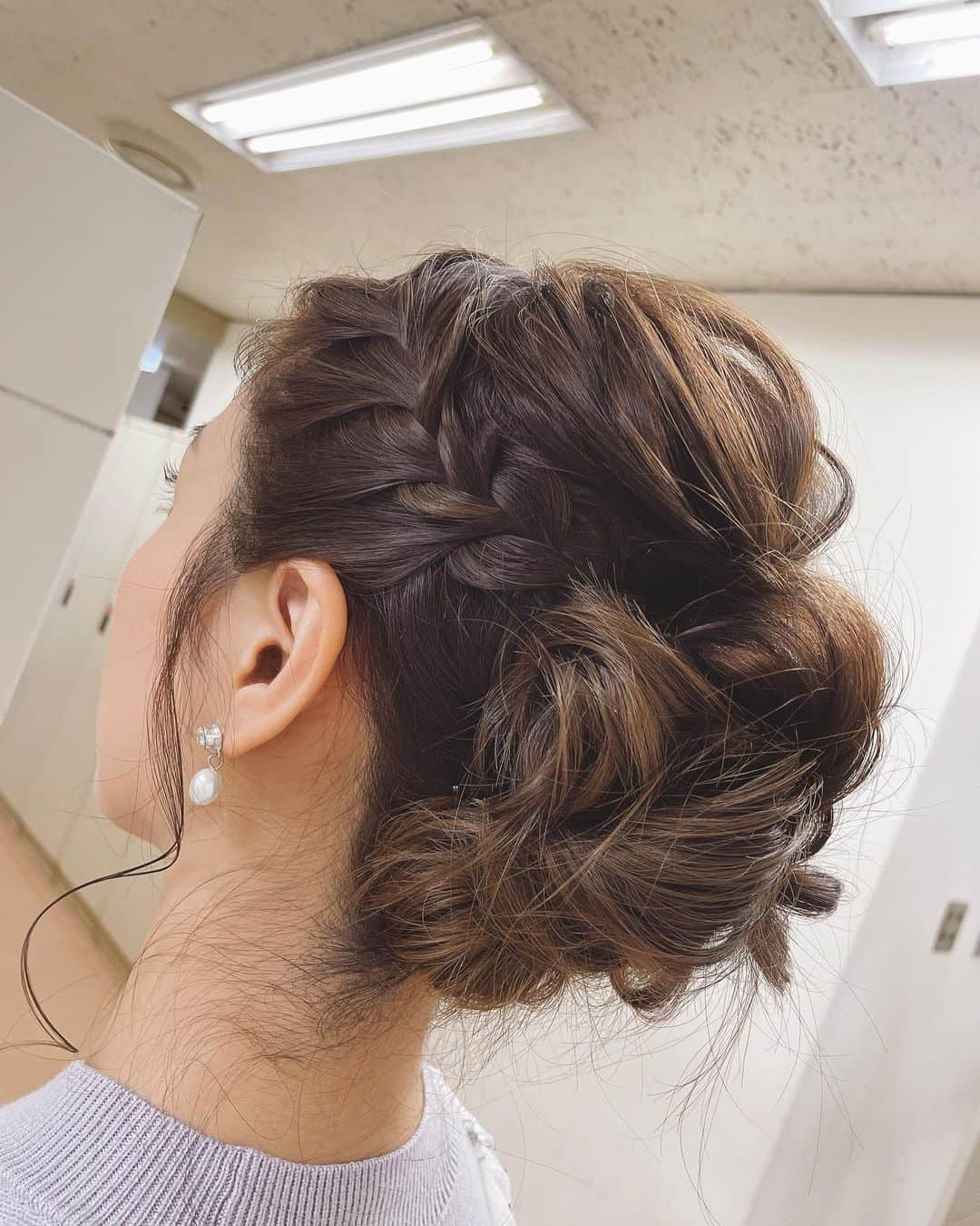 大島麻衣さんのインスタグラム写真 - (大島麻衣Instagram)「綺麗めヘアアレンジ🥳 前髪ウェーブも可愛くていい感じ😁 フェイスラインがスッキリ見えるのも良き😋 @it1031777」3月24日 19時33分 - maioshima911