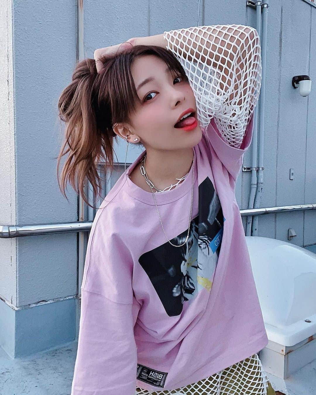 ジェニーのインスタグラム：「記念すべき！ 投稿600目🙌❤️🔥 ただの洋服好きの投稿を 見てくれてありがとね😭❤ いいねやコメントもありがと！！ 凄く元気が出るし嬉しいよぉ🥰  そんじゃ！ 洋服の好きなところの説明を…  かわいいトップスを入手♥︎⃛⚡︎  淡いピンク生地のトップスに 入ってるモノトーンのフォト そこに入ってる傾向グリーンの ラクガキがたまらんんん  ロック風に白のアミアミと グリーンのフレアパンツを 履くことにした⚡︎⚡︎⚡︎  かわいいいいいいい  #ootd #fashion  #rockstyle  #streetstyle  #かわゆす #BiSHとGUのコラボ服 #販売当日にゲットしたぜ #時間があったから #すぐに着替えてやった #いぇーーーーい✌︎」