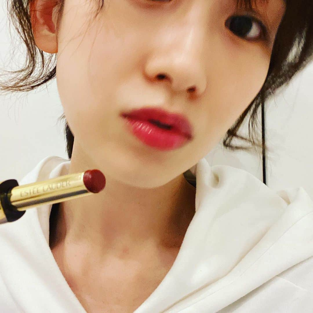 愛希れいかさんのインスタグラム写真 - (愛希れいかInstagram)「💄💄💄  エスティローダーの生ツヤリップがかわいい♡ 発色もいいし、とぅるんとぅるん ♪ あと、エスティローダーのリップって、塗るときにいい香りがするのよね！ 女子ーって感じがする。笑笑  ちなみに私がつけてる色は915だよー。  #エスティローダー #生ツヤリップ #リップ #メイク」3月24日 19時55分 - manakireika_official