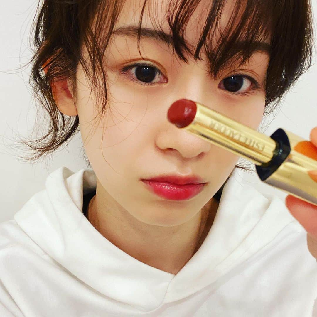 愛希れいかさんのインスタグラム写真 - (愛希れいかInstagram)「💄💄💄  エスティローダーの生ツヤリップがかわいい♡ 発色もいいし、とぅるんとぅるん ♪ あと、エスティローダーのリップって、塗るときにいい香りがするのよね！ 女子ーって感じがする。笑笑  ちなみに私がつけてる色は915だよー。  #エスティローダー #生ツヤリップ #リップ #メイク」3月24日 19時55分 - manakireika_official