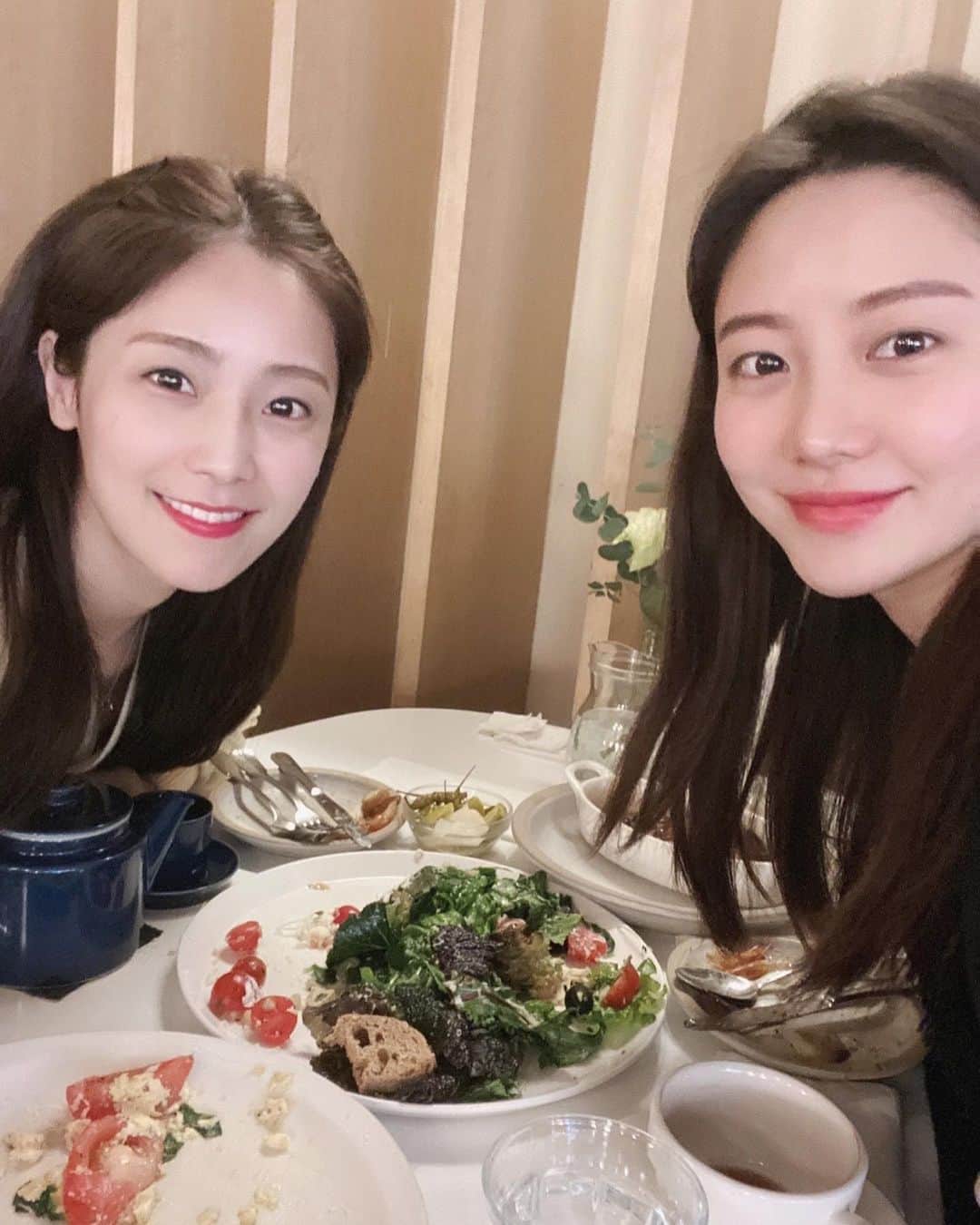 ハン・グルのインスタグラム：「잼잼맘 라다맘♥️ 애들 등원시키고 이른아침부터 만난 우리🤣  #5세엄마들#언제봐도참착한언니#누구보다멋지게빛나는언니#잼잼이도예쁘게잘키워낸언니👏#힘내자용♥️ #근데우리사진이왜다흔들린거지ㅋㅋㅋㅋㅋㅋ#사진첩엔전부애들사진뿐🥲」