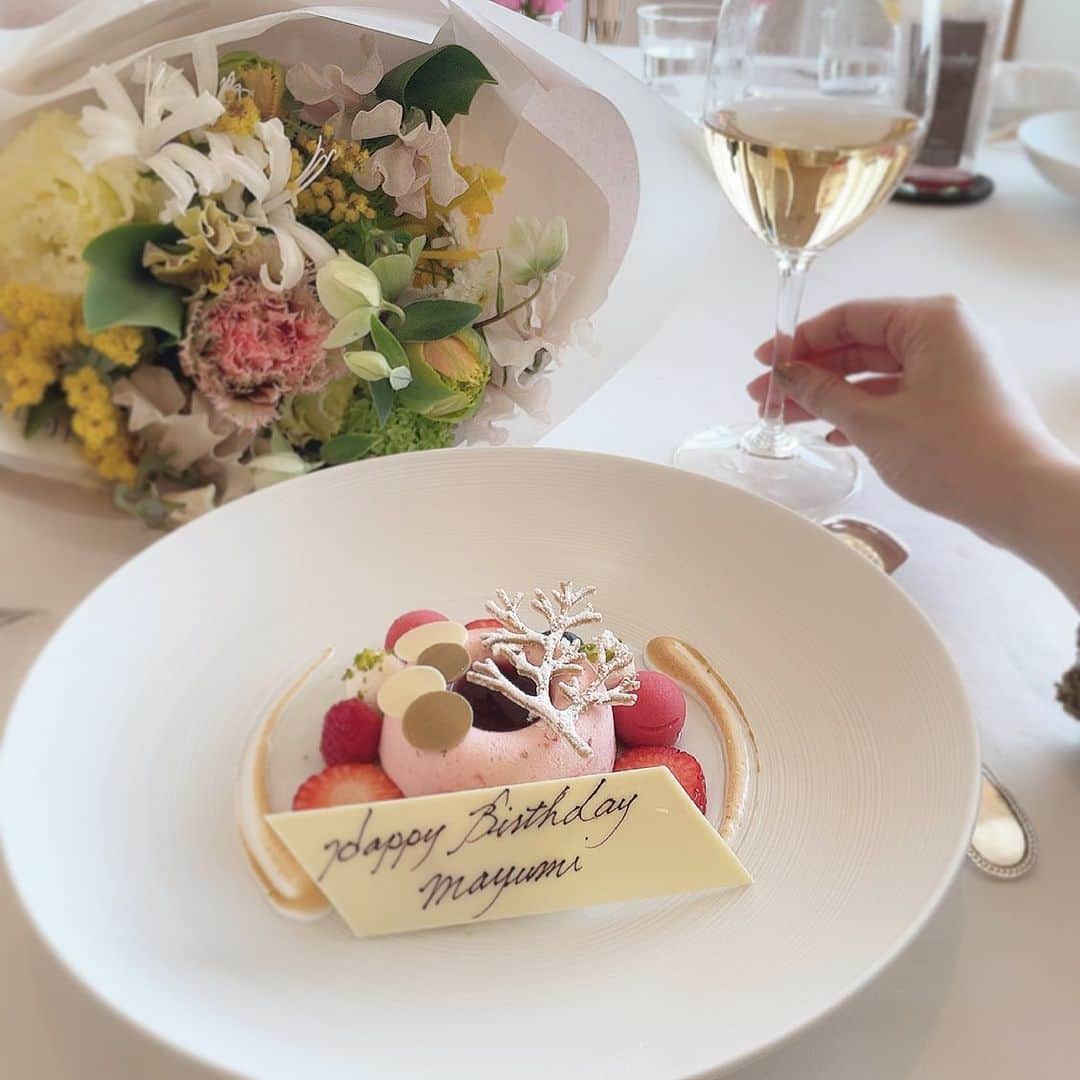 のインスタグラム：「💐 * 幸せなので、沢山投稿させてください！笑 * 念願のオーベルジュ ド リル ナゴヤへ♡ いつもお世話になっている先輩お二人に 連れて行って頂きました☺️ * お洋服に合う素敵なお花までありがとうございます♡ * かなちゃんはベビーマッサージの先生です👶🏼 小さなお子様がいる方は是非！ママ友作りにも💓 * #オーベルジュドリルナゴヤ #女子会」