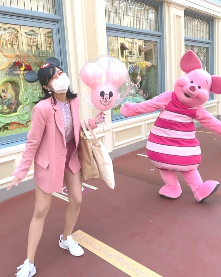 中島奈津希のインスタグラム：「💗💕💗💕💗﻿ ﻿ ﻿ ﻿ ﻿ なんとも幸せな時間、、🥺💖💖💖﻿ ﻿ ﻿ ﻿  たまたま出会えた#ピグレット グリで﻿ ＂僕と同じ色だね💗＂って﻿ 一緒にくるくるまわってくれました😭💕💕💕💕💕💕💕💕💕💕💕﻿ ﻿ ﻿ こんな幸せな時間ってある？！😭💕﻿ ﻿ ﻿ ﻿ ﻿ ﻿ ﻿ ﻿ ポーズまで😭💖💖💖💖﻿ ﻿ しかも、﻿ 一緒に拍手までしてくれた、、、🥺🥺🥺💗﻿ ﻿ ﻿ ﻿ ﻿ ﻿ ﻿ ﻿ 以前に比べて、﻿ いろんな場所でキャラクターたちに遭遇出来るからテンション上がるし、﻿ 遭遇できた時とっても嬉しい🥺💖﻿ ﻿ ﻿ 写真からすぐ動画に切り替えて﻿ 撮ってくれたお姉(@nakajima_ayano )に感謝だよ😭💖💖💖﻿ 今度、ピンクのものを贈ります💝🤲🏻笑﻿ ﻿ ☁️☁️☁️☁️☁️☁️☁️☁️☁️☁️☁️☁️☁️☁️☁️☁️﻿ #disneysisters_jp ←#中島姉妹 ディズニーまとめ👭🏻﻿ #東京ディズニーランド ﻿ #ディズニーバウンド　﻿ #ピグレットグリ#グリ#キャラグリ」