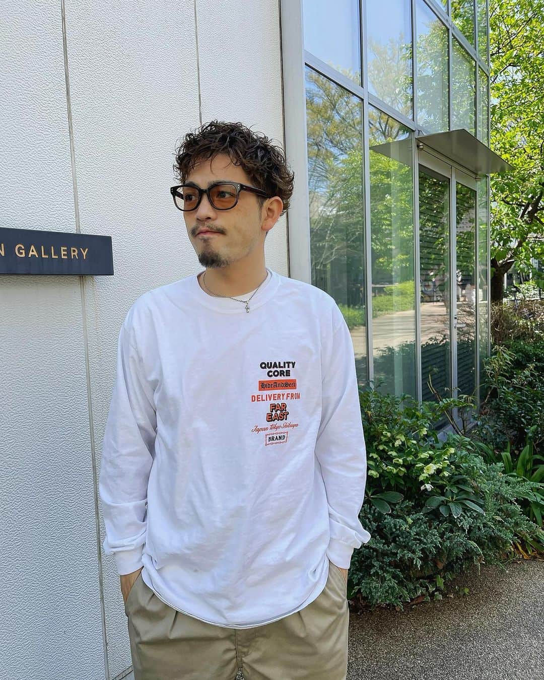 のインスタグラム：「春に向けてカットパーマしましたー‼︎ @ohumiryota  @ayanoshimogawa  thank you✌🏻 new T-shirt @hideandseek_pr  pants @dcdt_2014」