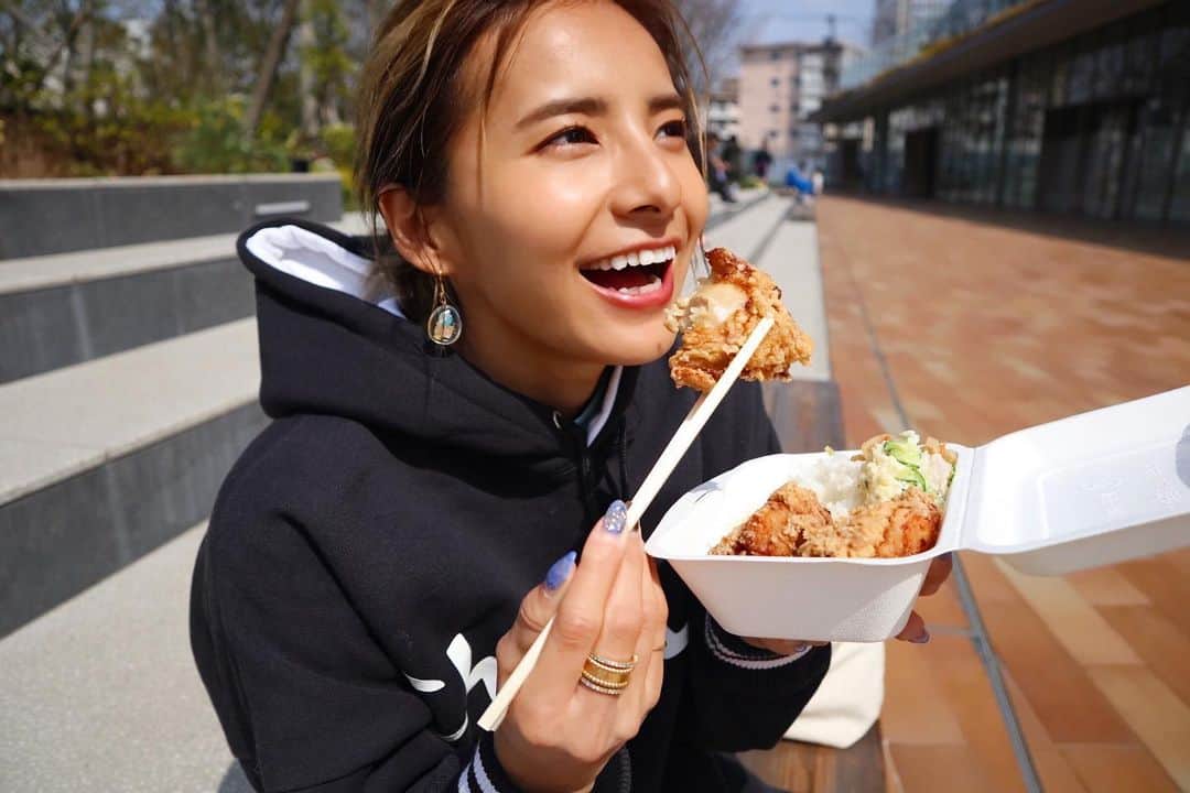 佐野千晃のインスタグラム：「Q.一番好きな食べ物は？﻿ ﻿ A.唐揚げ！！！！！！﻿ ﻿ 今も昔もずっと唐揚げが大好き🤤﻿ ﻿ 表参道での撮影の時に劇的に美味しい唐揚げ見つけちゃいました！！！﻿ ﻿ YouTubeでもあげたから見てね🤤﻿ ﻿ #natural #healthy #good #gilrs #gilr #cool #cute #ooted #selfie #self #face #スポーツ女子 #唐揚げ #大好き #世界一」