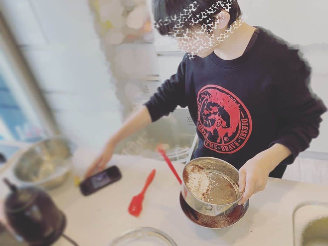 金子千尋さんのインスタグラム写真 - (金子千尋Instagram)「嫁👹の誕生日にセガレ達がケーキを作ったようです！ ． セガレがガトーショコラを。 セガーレがチョコレートを。 セガーーレが生クリームを。 ． レシピ見ながらでもよく作れるもんですわd(￣ ￣) 美味しかったようです😏👍 ．」3月24日 20時28分 - kanekochihiro_official