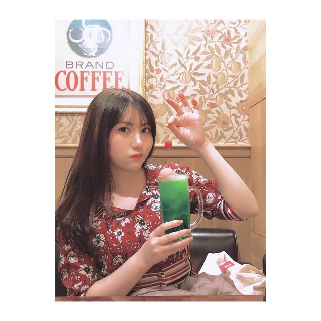 のインスタグラム：「🍒❤️  メロンソーダってレトロ感ありますよね🍈 フィルターでもレトロ感だしてみました💚  #写真 #メロン #メロンソーダ #レトロ #snow #フィルター #星乃珈琲店  #ジュース #アイス #instagood #instagram  #instalike #instafood」