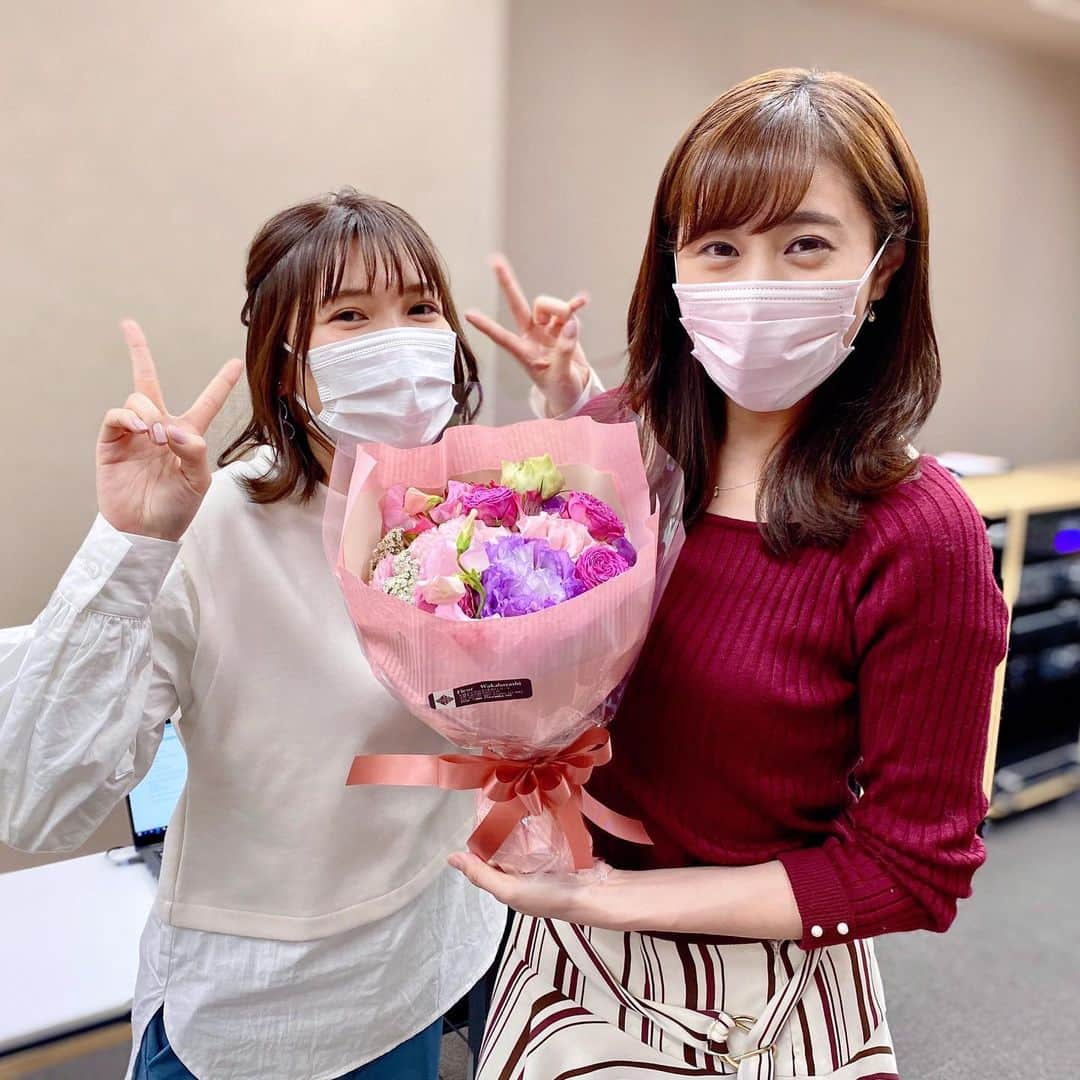 大竹彩加さんのインスタグラム写真 - (大竹彩加Instagram)「.  大堀結衣アナ、最終日でした😭     美人で優しくてお姉ちゃんのような存在の結衣さん。 いつも気さくに話しかけてくれた結衣さん。  もう隣のデスクにいないと思うと 寂しくてたまりません……😢  これからもずっと、 結衣さんの幸せを願ってます🍀*゜     #hbc #北海道放送 #大堀結衣 アナ #卒業 #新人 #アナウンサー #大竹彩加 #出会いと別れの季節 #さみしいなぁ #😢」3月24日 20時48分 - hbc_ayakaotake