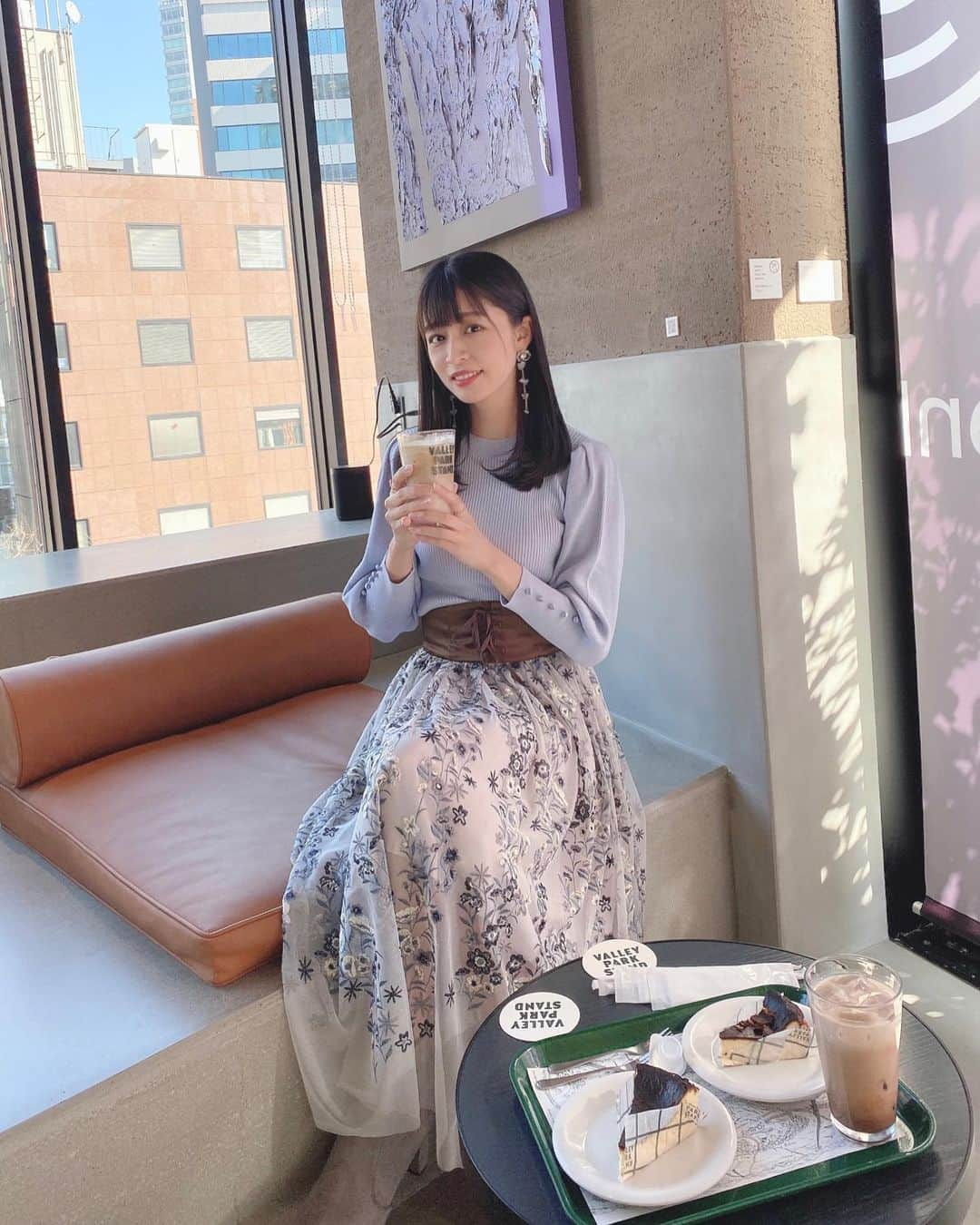 四島早紀さんのインスタグラム写真 - (四島早紀Instagram)「カフェタイム〜〜〜☕️🧁#渋谷カフェ　 お洒落なカフェだった☺️☺️♡  #Instagram #instagood #東京カフェ #都内カフェ  #tokyocafe #valleypark #valleyparkstand  #宮下パーク #miyashitapark #チーズケーキ #バスクチーズケーキ #黒髪 #黒髪ロング #黒髪ストレート #fff #likes #likeforlikes #japanese #japanesegirl  #tokyo #shibuya #ポートレート #他撮り #コーデ #ロングスカート コーデ #👗 #jillbyjillstuart」3月24日 20時54分 - saki_shishima