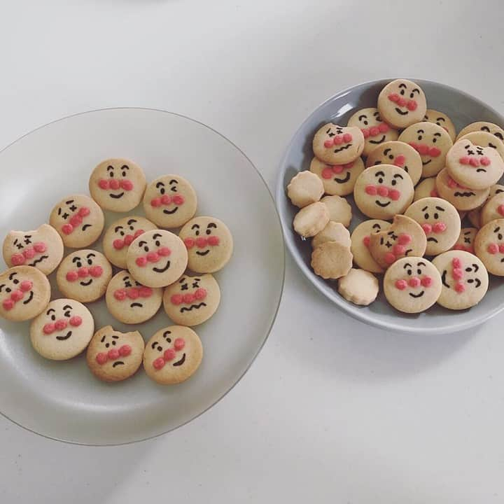 R i R y (リリー)さんのインスタグラム写真 - (R i R y (リリー)Instagram)「『#アンパンマン クッキー🍪❤️』　　  アンパンマンクッキーの作り方をご紹介🌿 おうち時間にぜひ作ってみてください🤎  Photo by﻿ @minae412 ✴︎---------------✴︎---------------✴︎﻿ ﻿ ▶▶掲載する写真を募集中📸﻿ カワイイ写真が撮れたら、@velle.jp をタグ付けするか、ハッシュタグ #velle_jp をつけて投稿してみてね♪﻿ ﻿ velle編集部と一緒にカワイイで溢れるvelleを創っていこう😚🤍  ✴︎---------------✴︎---------------✴︎﻿ #アンパンマン #手作りクッキー #おうちカフェ #カフェ #カフェ巡り #おしゃれさんと繋がりたい #お洒落さんと繋がりたい #カフェ好きな人と繋がりたい #おうち時間 #クッキー #アンパンマンクッキー #アンパンマンクッキーの作り方 #おうち時間 #バレンタイン #ホワイトデー」3月24日 21時00分 - velle.jp