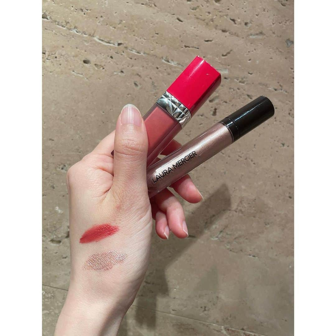 真野恵里菜さんのインスタグラム写真 - (真野恵里菜Instagram)「ひとつ前の投稿と同じメイク💄 白パーカーを選んだんだけど なんだか決まらなかったので 黒のシャツに着替えてサクッとひとつ結びにしてこの日は出かけました！ . . 最近のお気に入りは リップはDiorのウルトラリキッド808番💄 涙袋にはLAURA MERCIERの キャビア クローム ヴェイル ライトウェイト リキッド アイカラーの4番👀 3つ目を見てもらうと色味やラメ感が分かるかも😊 . . ピアスは2年前に開けたときに ブランドロゴのシンプルなピアスが欲しい！ と憧れていてCHANELを選びました😊 . . こうやってコスメ紹介とか書くと 自分の中での美意識が上がる😳😳 と言ってもメイクするのは月に1〜2回程度で 普段はとてもお見せできるような姿じゃないですが、、、笑　 私もいろいろな方の投稿見て参考にして 近々またコスメ見に行こっと☺️ #セルフメイク #ピアス #Dior #Lauramercier #chanel」3月24日 21時05分 - erinamano_official