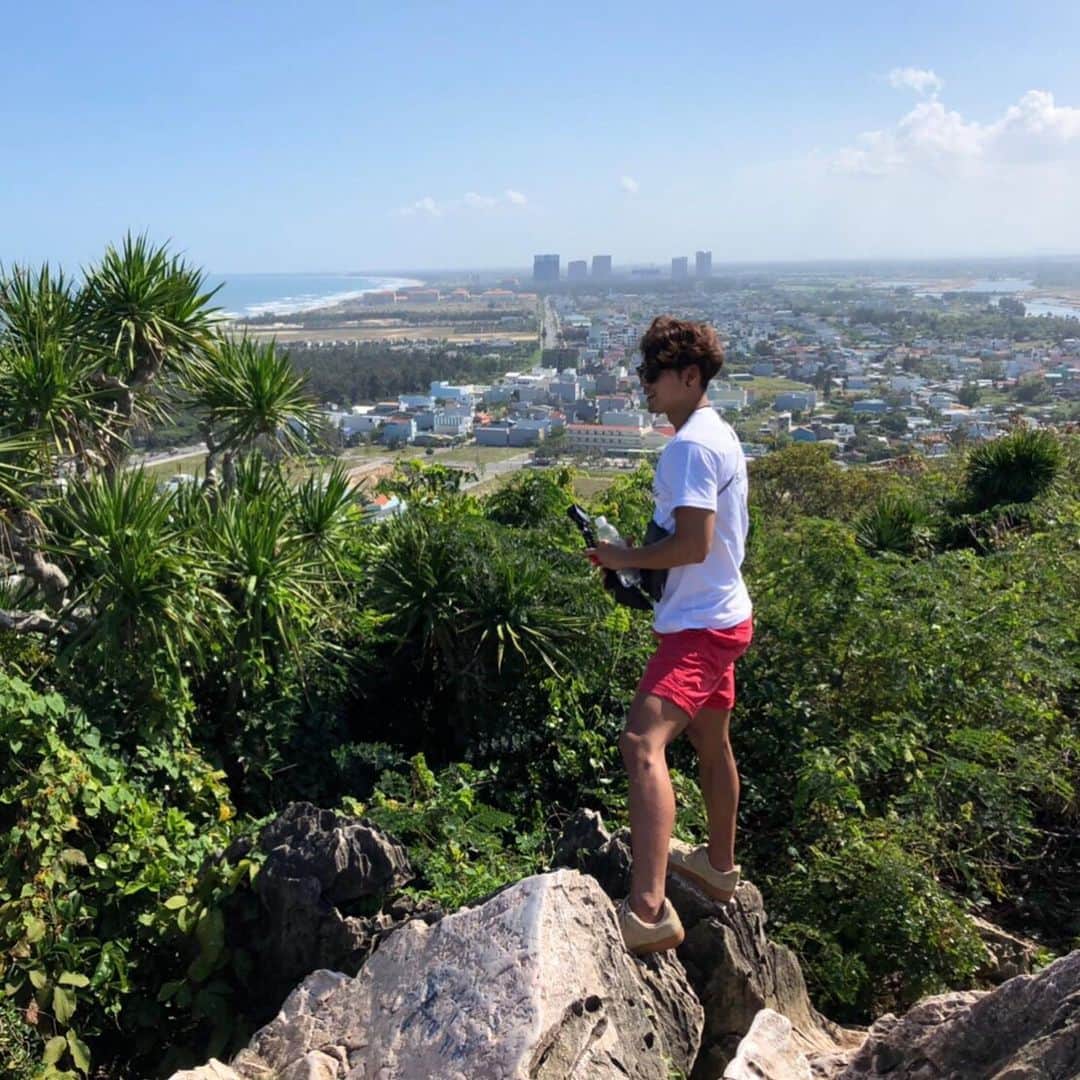 のインスタグラム：「. in Vietnam🇻🇳 どっかの山の上。  #vietnam #ベトナム #danang #ダナン  #2020 #美味しかった #バインミー  #飯原 #tbs #tbsアナウンサー #齋藤慎太郎」