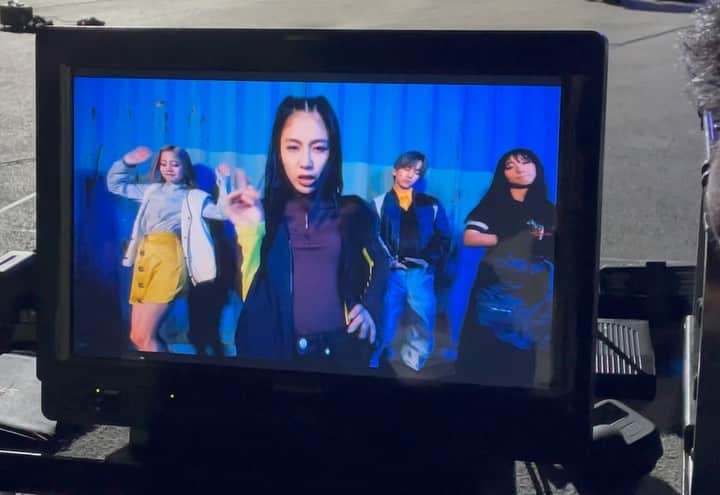 honoka のインスタグラム：「blaze MV見てくれたーーー？？？ これはオフショットやけど  MVではコンテナの上で歌ってます👽  配信もスタートしてるから 是非💜💜💜」