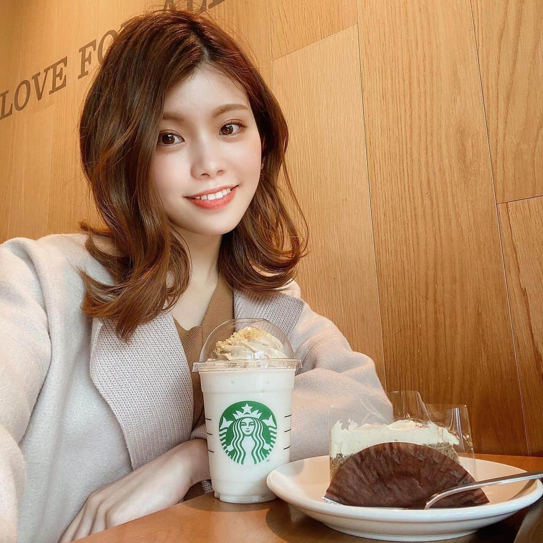 池田真子さんのインスタグラム写真 - (池田真子Instagram)「🍌🍌🍌 ． ． ． ． ． 今日からさくらシリーズの第二弾も登場したみたい🌸 ． ． #スタバ #スタバ新作 #バナナンアーモンドミルクフラペチーノ #紅茶のアーモンドミルクケーキ #さくら咲いたベリーフラペチーノ #スターバックス #ミーティング #リフレッシュ #紅茶好き #フラペチーノ #時差スタグラム #時差投稿 #instagood #instagram #love #almondmilk #starbucks #instafood #refresh #cakestagram #sweetstagram #lifestyle #happy」3月24日 21時17分 - mako_ikeda