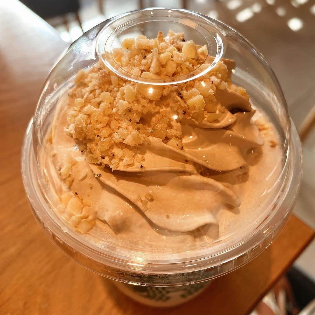 池田真子さんのインスタグラム写真 - (池田真子Instagram)「🍌🍌🍌 ． ． ． ． ． 今日からさくらシリーズの第二弾も登場したみたい🌸 ． ． #スタバ #スタバ新作 #バナナンアーモンドミルクフラペチーノ #紅茶のアーモンドミルクケーキ #さくら咲いたベリーフラペチーノ #スターバックス #ミーティング #リフレッシュ #紅茶好き #フラペチーノ #時差スタグラム #時差投稿 #instagood #instagram #love #almondmilk #starbucks #instafood #refresh #cakestagram #sweetstagram #lifestyle #happy」3月24日 21時17分 - mako_ikeda