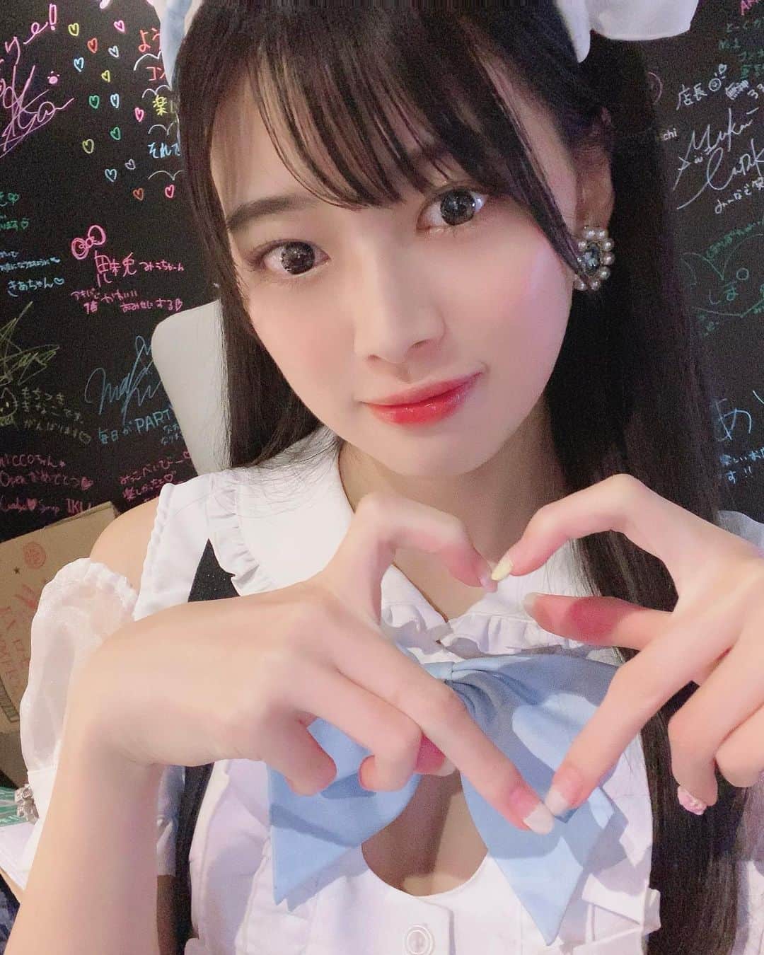 藤田いろはのインスタグラム：「昨日は　#萌えパ　ゲスト出勤でした✨﻿ 来てくれた方本当に本当にありがとう💕﻿ 初ゲスト出勤でこんなにシャンパン空いたの初めてって言われてとても嬉しかったです🍾✨﻿ いっぱい飲ませてくれて、フードもチェキも注文してくれてありがとう🥰﻿ ﻿ ﻿ ﻿ 久々にお外で人とお店で飲めたからすっごくすっごく楽しくて本当にあっという間だった〜！﻿ 立ち飲みだからいつもより少ない量で酔っ払うかなってドキドキしてたんだけど、全然余裕だったのでまたもし出勤した時にはいっぱい飲ませてください！笑﻿ シャンパンとかシャンパンとかシャンパンとか←﻿ ﻿ ﻿ ﻿ 私実はコンカフェでバイトするのが夢だったんです🐰💖﻿ ゲストって形だったけど、夢が今回叶ったので嬉しかったなあ…﻿ カウンターで見えてないと思うけど、靴もキラキラのを履いて気合い入れてました←﻿ キラキラのくつ履いてるの気づいた人いたかなあ…いないよなあ🤔﻿ ﻿ ﻿ ﻿ 本当に楽しかったからまた出勤したいなあ〜〜〜！！﻿ またゲスト出勤したら来てくれる？﻿ ﻿ ﻿ ﻿ ﻿ ﻿ ﻿ ‪ #藤田いろは#グラビア#gravure #japanesegirl #tokyo #aziangirl #黒髪ロング#モデル #model  #秋葉原メイド #黒髪女子 #メイドカフェ」