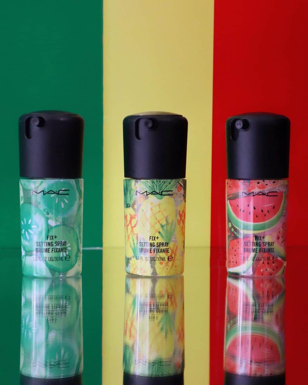 M∙A∙C Cosmetics Japanのインスタグラム：「【本日公式オンライン先行発売！】 M·A·Cで人気のフィックス＋から限定の香りがセットで登場！ ㅤ 肌のコンディションを整え、メイク前の保湿として、さらにメイク後のミストとして、マルチに使えるミストタイプ化粧水。その日の気分で香りを選んでメイクをさらに楽しんで✨ #MACトラベルキット#MACTRAVELKIT ㅤ 明日3/25(木) 12時～、#MACインスタライブ にて、限定キット3種を使用した「春夏おすすめのツヤ肌ベースメイク」を配信いたします📣 with @asami_makeup @make_mie_up  ㅤ ■ ミニ フィックス+ トロピカル センツ × 3（税込4,180円） 【税込5,610円相当】 ㅤ *3/26(金)全国発売 Shot by M·A·C EVENT ARTIST Hatsuo Arisaka @hatsuo_mua」