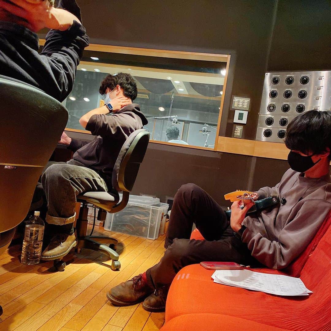 Masakiのインスタグラム：「レコーディングが着々と進んで、はやく新曲を聴いてもらいたくてうずうずしてきた〜〜 シズゴの日ツアーの申し込みやってるので、HPからチケット手に入れてね！みんな待ってるよ〜！ photo by兼丸」