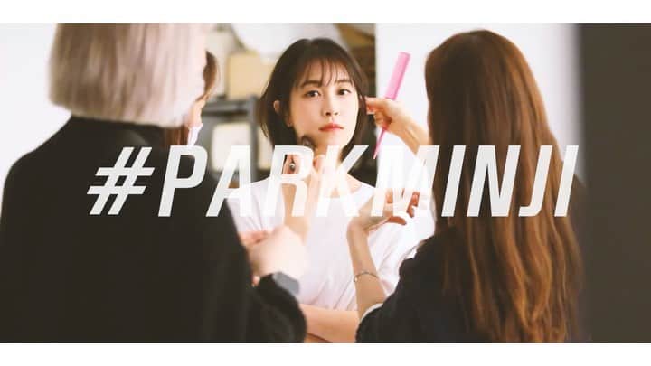 パク・ミンジのインスタグラム：「저의 소속사 <레드우즈> 홍보팀에서 프로필 촬영날의 메이킹 영상을 만들어주셨어요ㅎㅎ   헤어, 메이크업 아티스트분들, 스타일리스트팀, 스튜디오의 포토그래퍼분들! 이런 프로들이 모여 저를 말도 안되게 업그레이드 시켜주셨기에, 멋진 프로필 사진이 나올 수 있었답니다☺️  우리 매니지먼트팀, 홍보팀도 수고하셨어욧!」