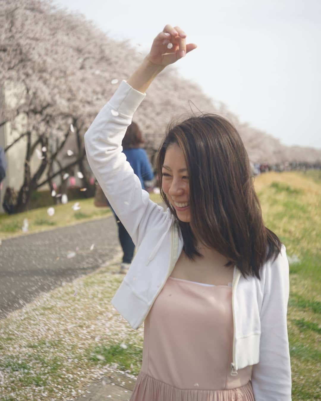 黒坂真美のインスタグラム：「満開ですね～🌸 . お花見はもうしたかな？ あ、今はお花見はなかなかできないね。 桜はもう見たかな☺️ . Did you go and see the cherry blossoms? . #黒坂真美 #kurosakamami  #桜 #cherryblossom #japan  #🌸 #🇯🇵 写真は数年前のです。」