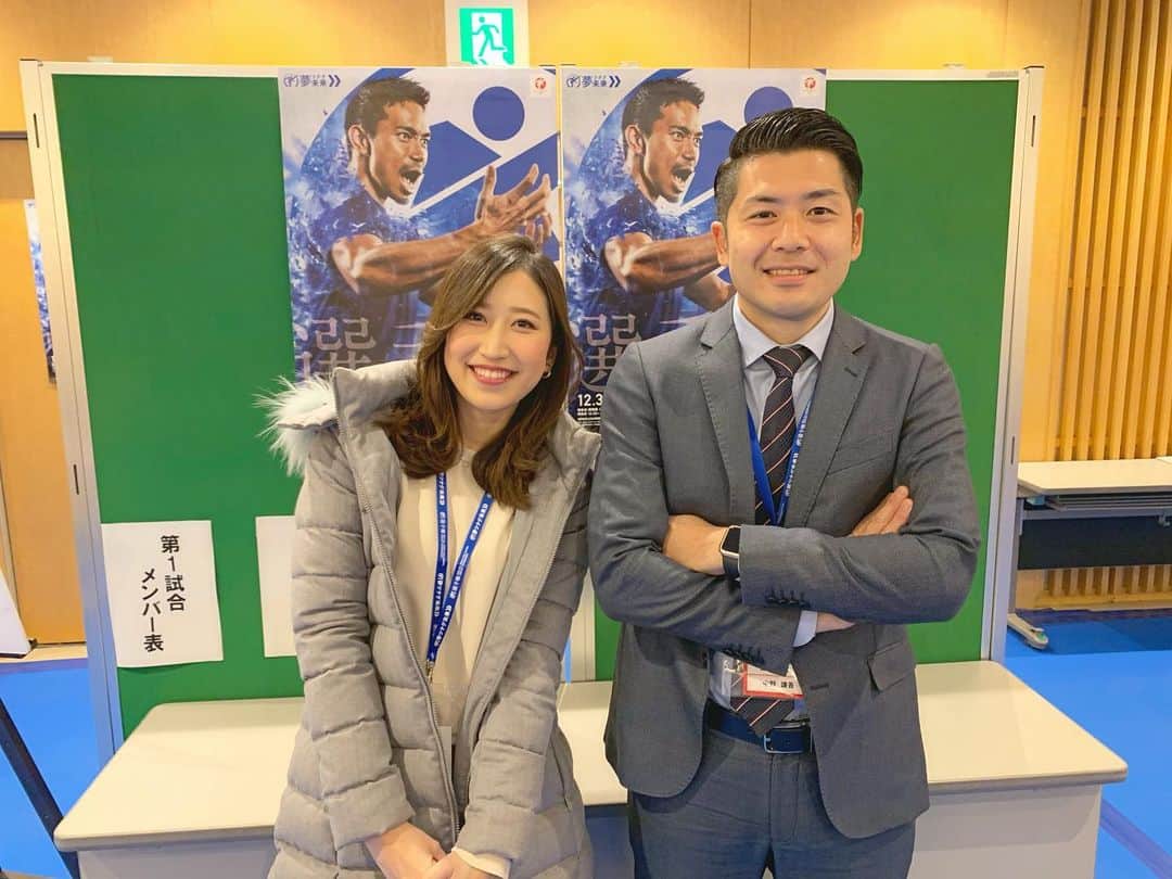 臼井佑奈さんのインスタグラム写真 - (臼井佑奈Instagram)「明日はサッカー日韓戦⚽️  ワールドカップ予選に臨む日本代表が国際親善試合で韓国代表と戦います！  日本代表には清水エスパルスから守護神・権田修一選手が選ばれています🍊  注目の一戦は Daiichi-TVで明日25日（木）夜7時から実況生中継！ 実況は明治大学テニス部のわたしの大先輩、日本テレビ中野謙吾アナウンサーです🔥  写真は去年1月、全国高校サッカー選手権にて中野アナと。 静岡学園が優勝する試合前に撮ったものです🤩 一度投稿したことある写真だけど、まあいっか✌🏽  #サッカー #日本代表戦」3月24日 22時20分 - yuna_usui