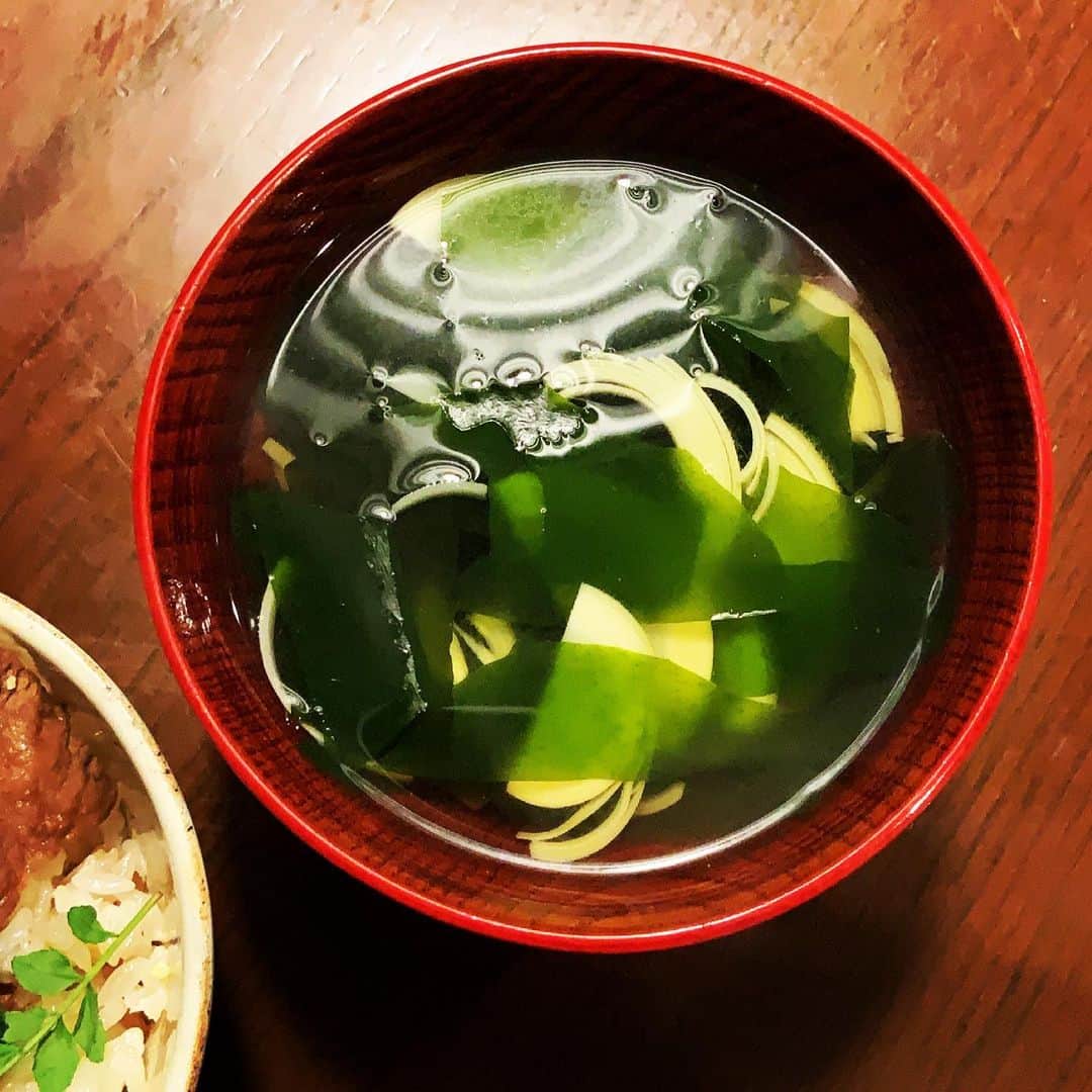 志摩有子さんのインスタグラム写真 - (志摩有子Instagram)「生の筍が出回り始めた。何本かまとめて茹でて存分に食べ尽くす。たけのこご飯にしぐれ煮をのせるとぐんとおかず感がアップ。 姫皮は若めと若竹汁に。柔らかな姫皮は丸ごと茹でたご褒美。  #たけのこご飯 #筍ご飯 #バーミキュラライスポット #牛しぐれ煮 #若竹汁 #姫皮」3月24日 22時16分 - ariko418