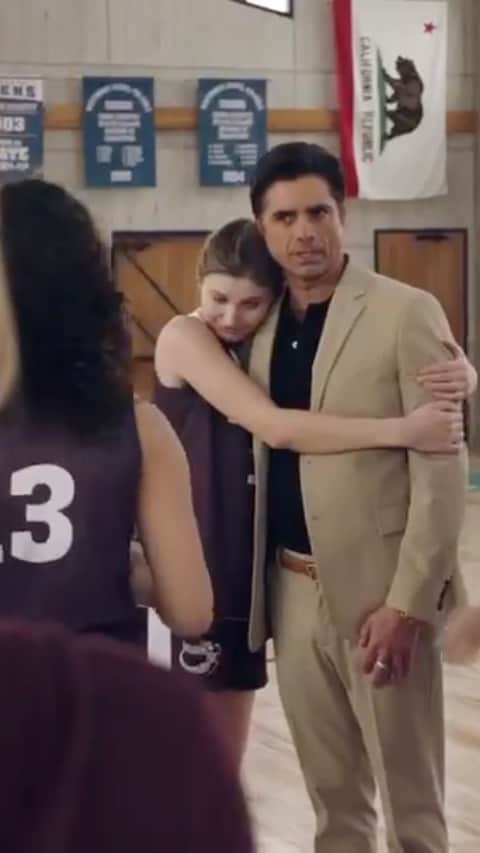 アンドリア・バーバーのインスタグラム：「There’s a new Coach in town! 🏀 Can’t wait to watch my buddy @johnstamos on @bigshotseries, premiering on @disneyplus April 16!」